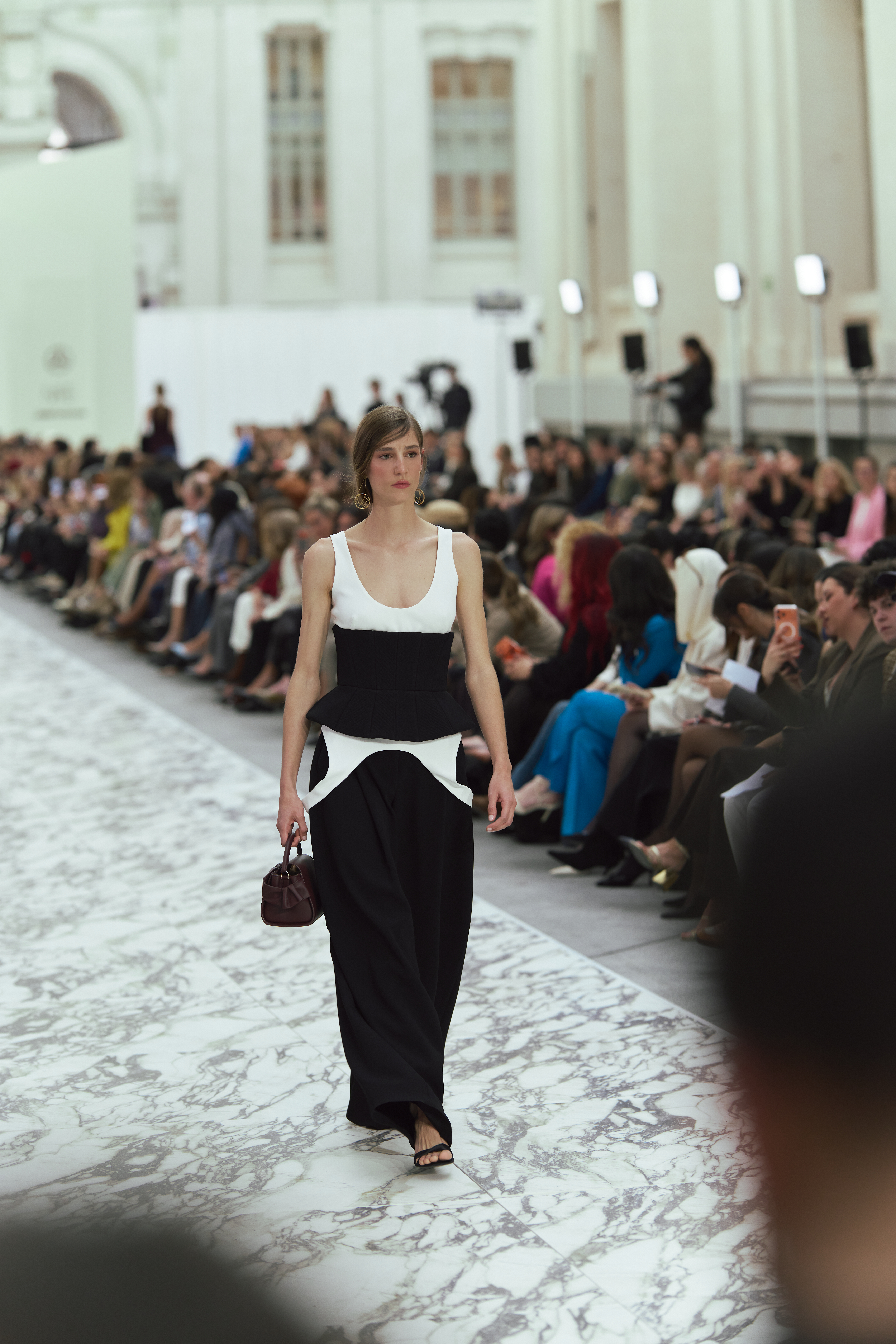 Desfile en Madrid Fashion Week 2026, enfoque en diseño y construcción de prenda