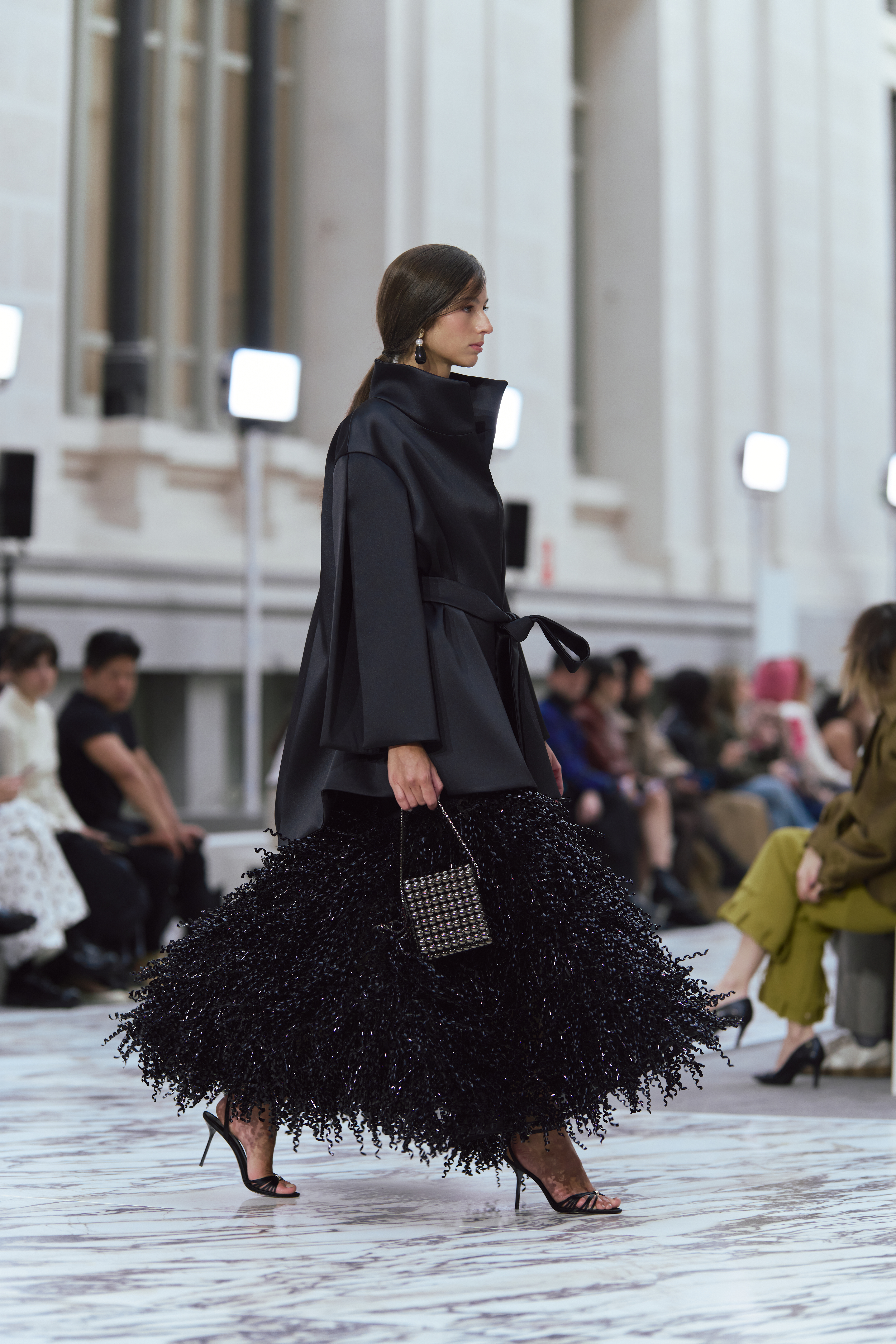 Look en Madrid Fashion Week 2026, detalle de estilismo contemporáneo en pasarela