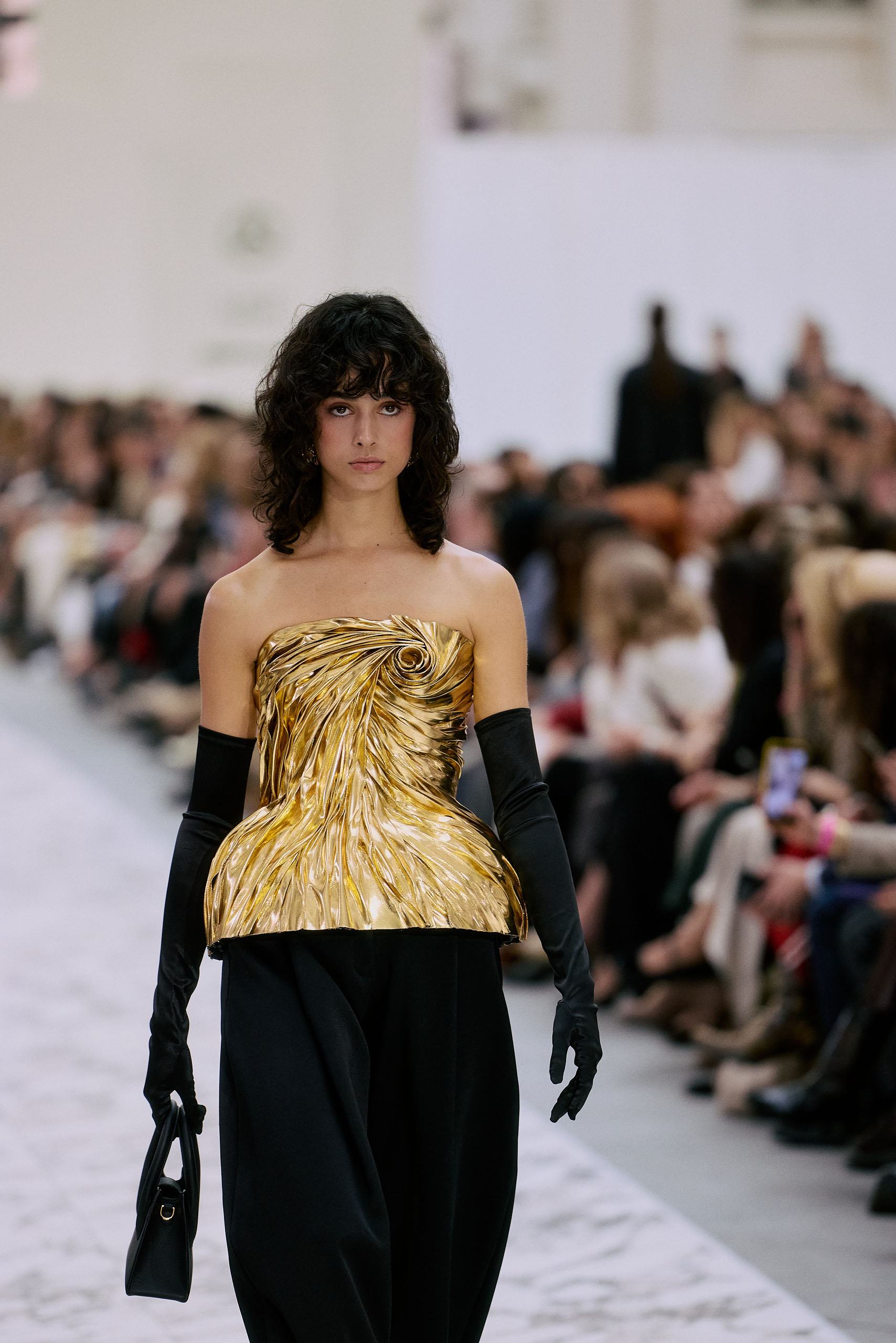 Diseño de Isabel Sanchis en MBFWM 2026, detalle de pieza escultórica y volumen arquitectónico