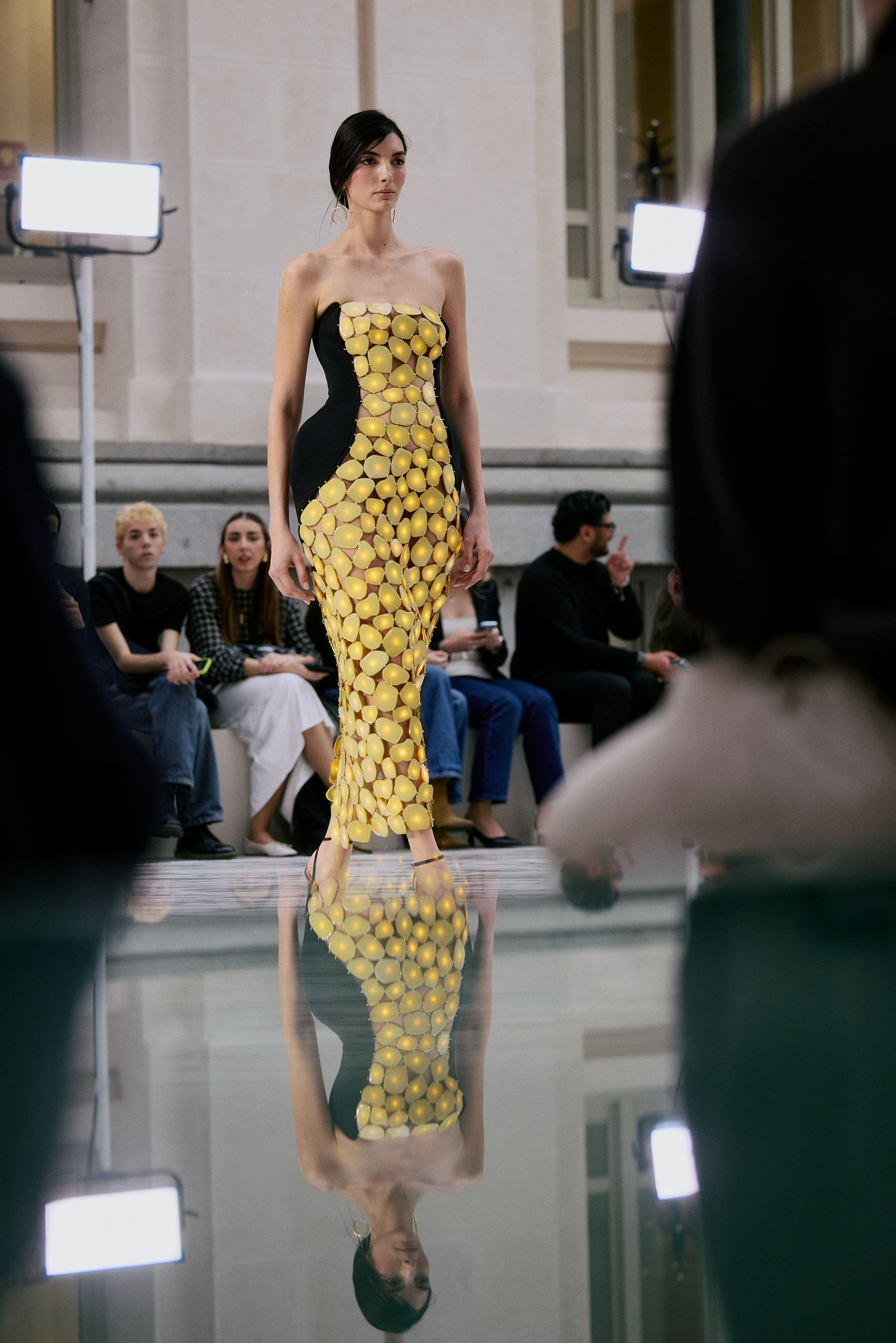 Look de Isabel Sanchis en MBFWM 2026, detalle de confección y estructura fluida