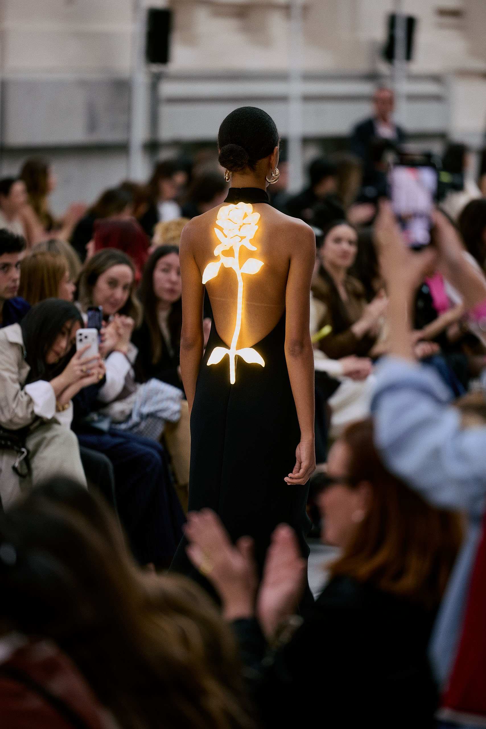 Diseño de Isabel Sanchis en MBFWM 2026, enfoque en volumen y silueta escultórica