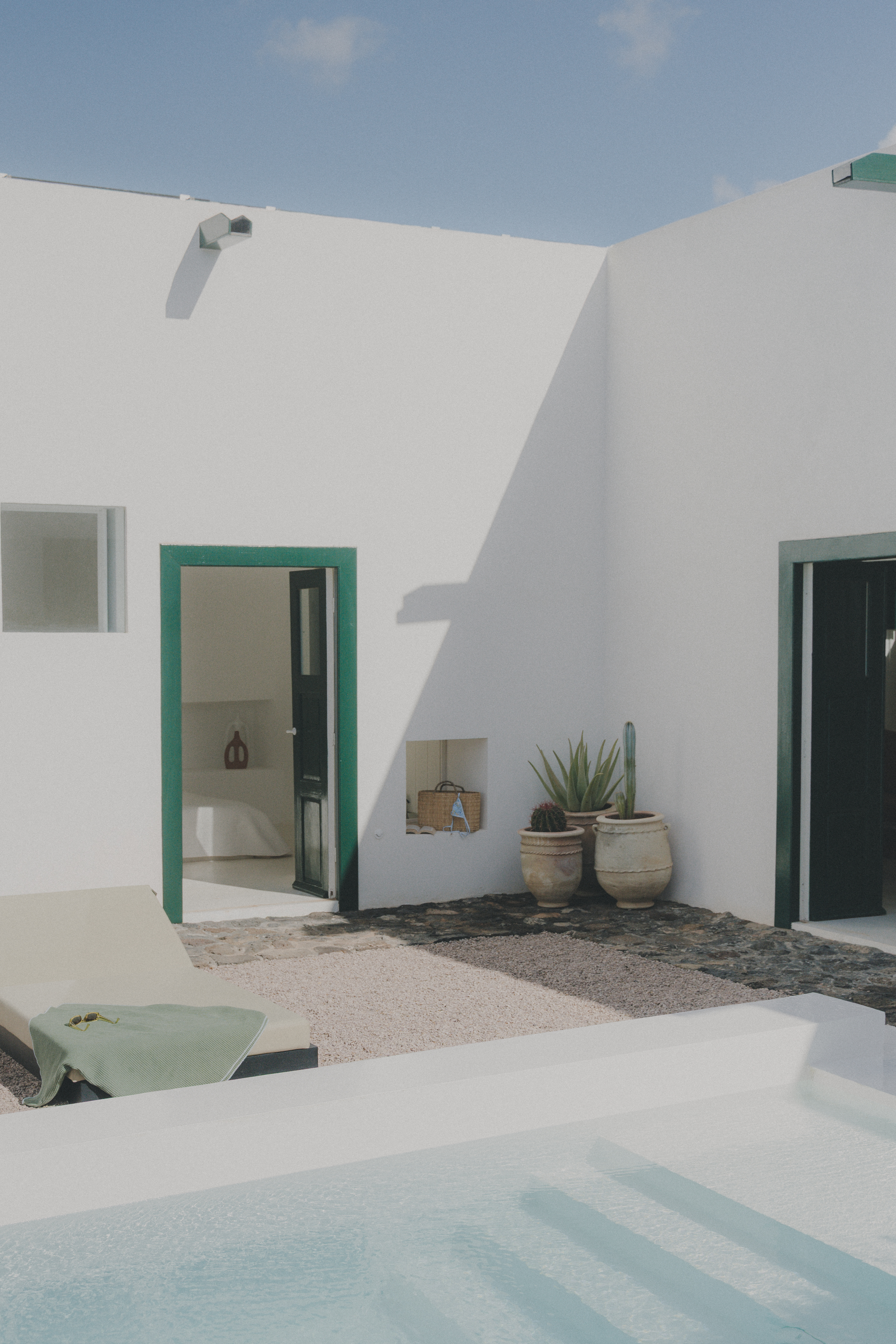 Vista general del patio y piscina de Casa Montelongo en La Oliva, Fuerteventura