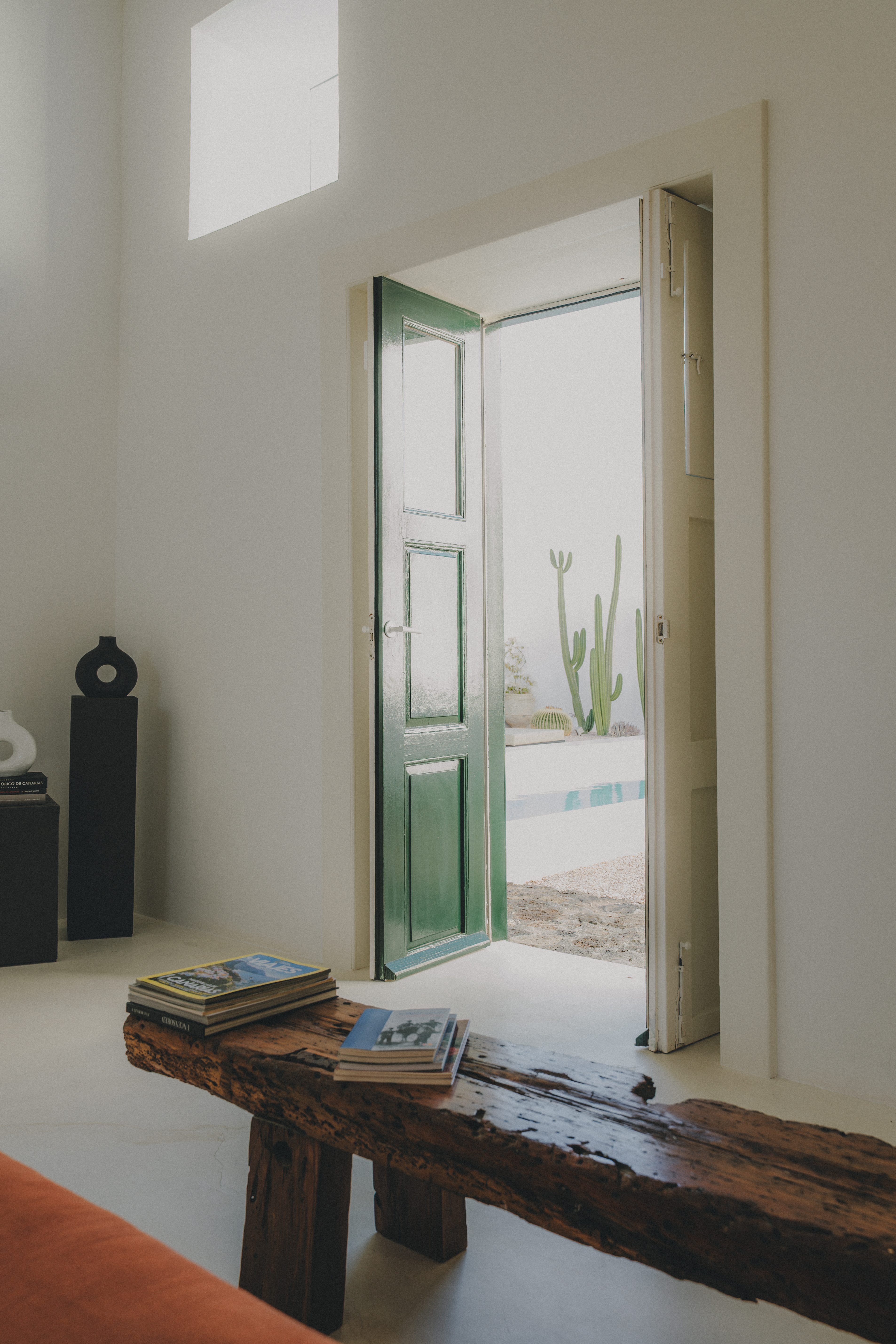 Interior de Casa Montelongo con luz natural atravesando los espacios en La Oliva, Fuerteventura