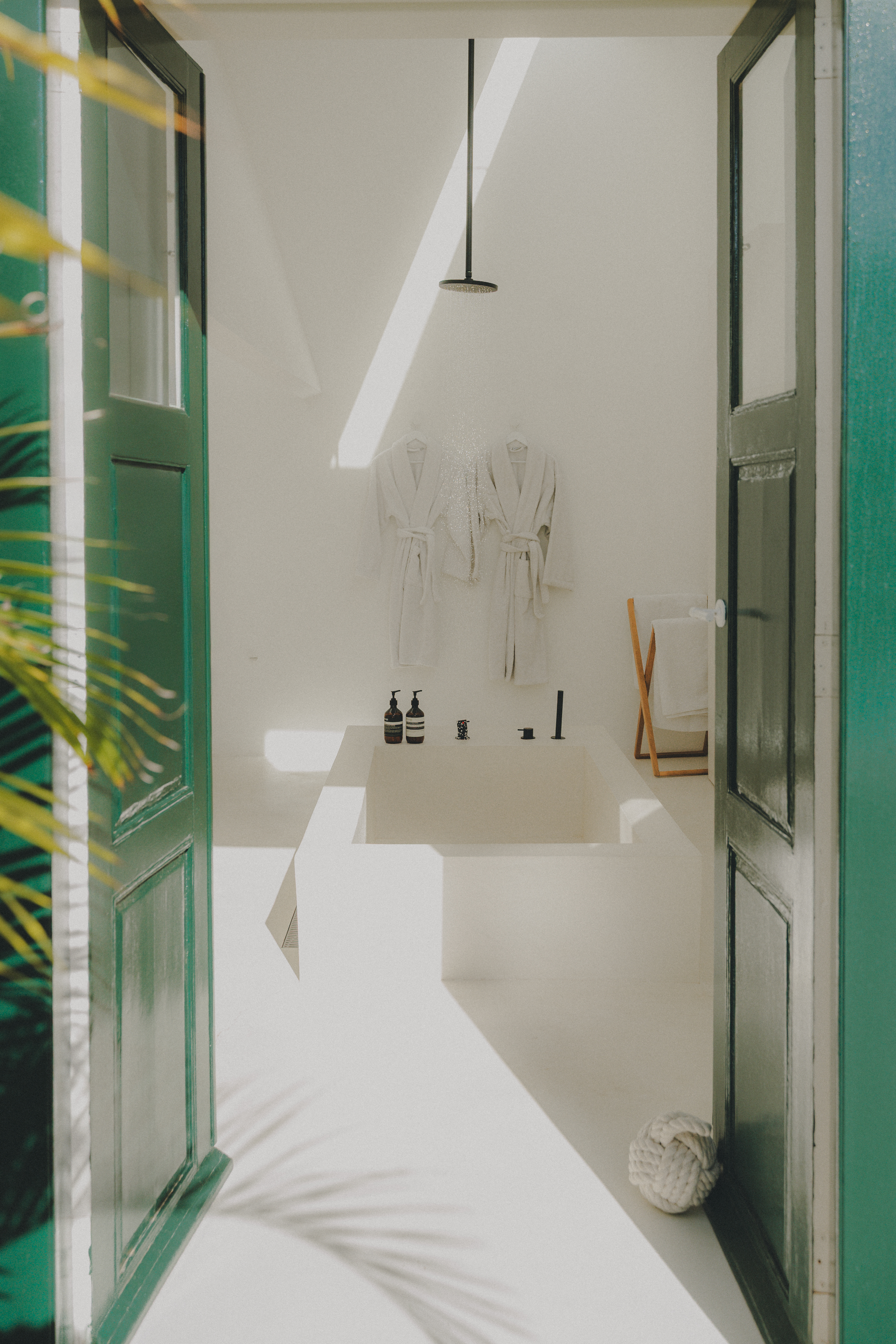 Entrada de luz natural a través de una ventana en el interior de Casa Montelongo en La Oliva, Fuerteventura