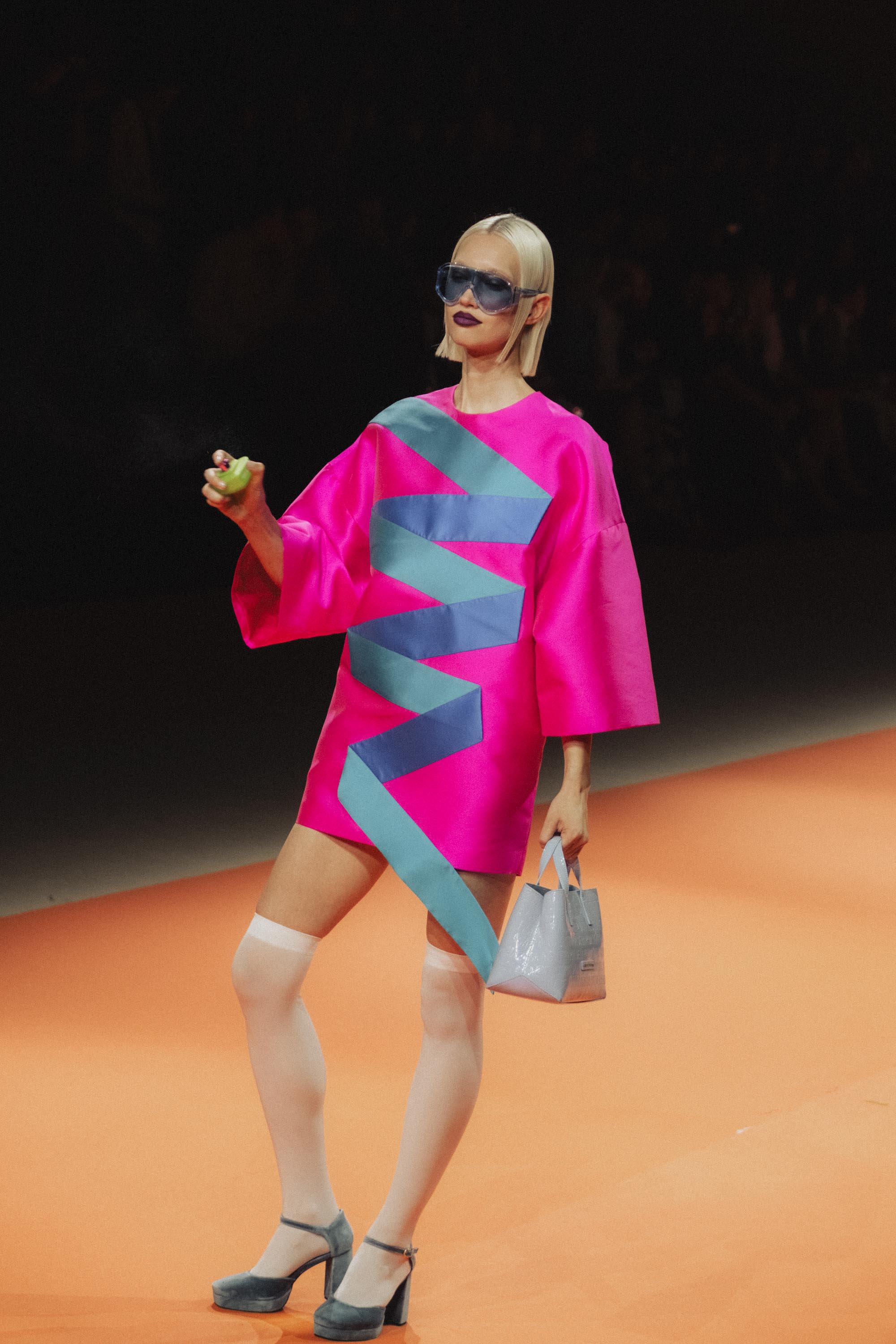 Diseño de Agatha Ruiz de la Prada en pasarela, detalle de color y estética lúdica icónica