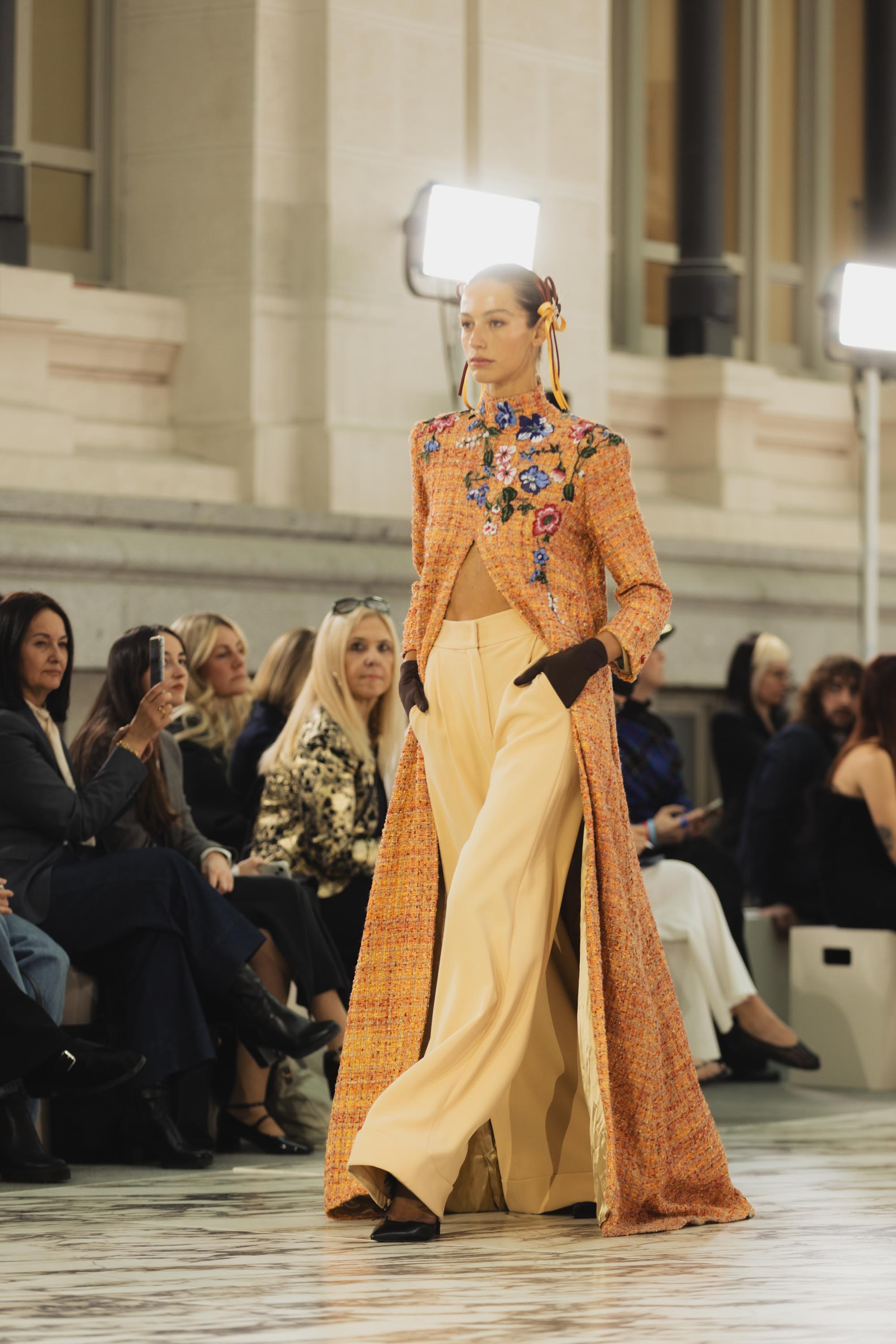 Diseño de Claro Couture en pasarela, detalle de alta costura y volumen escultórico