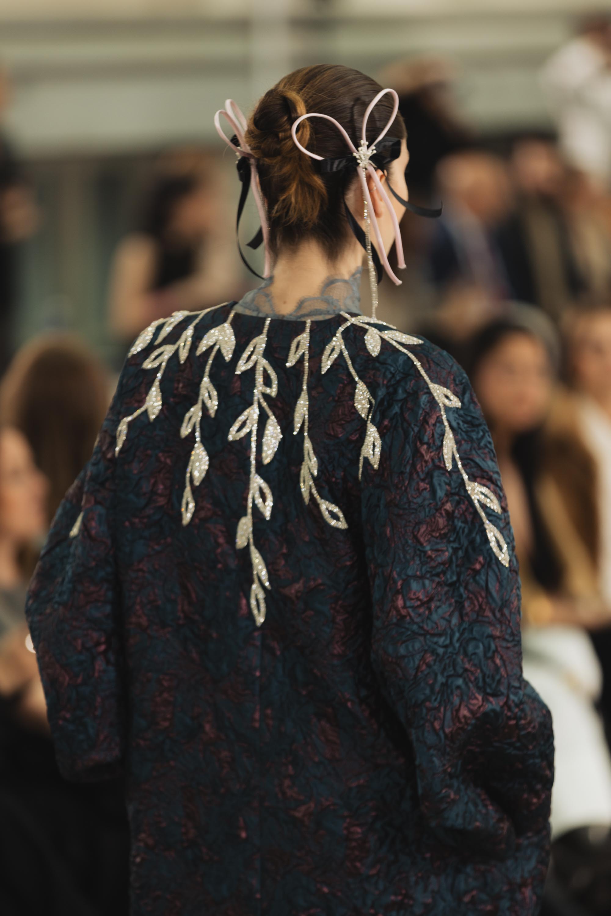Diseño de Claro Couture en pasarela, detalle de alta costura y trabajo artesanal