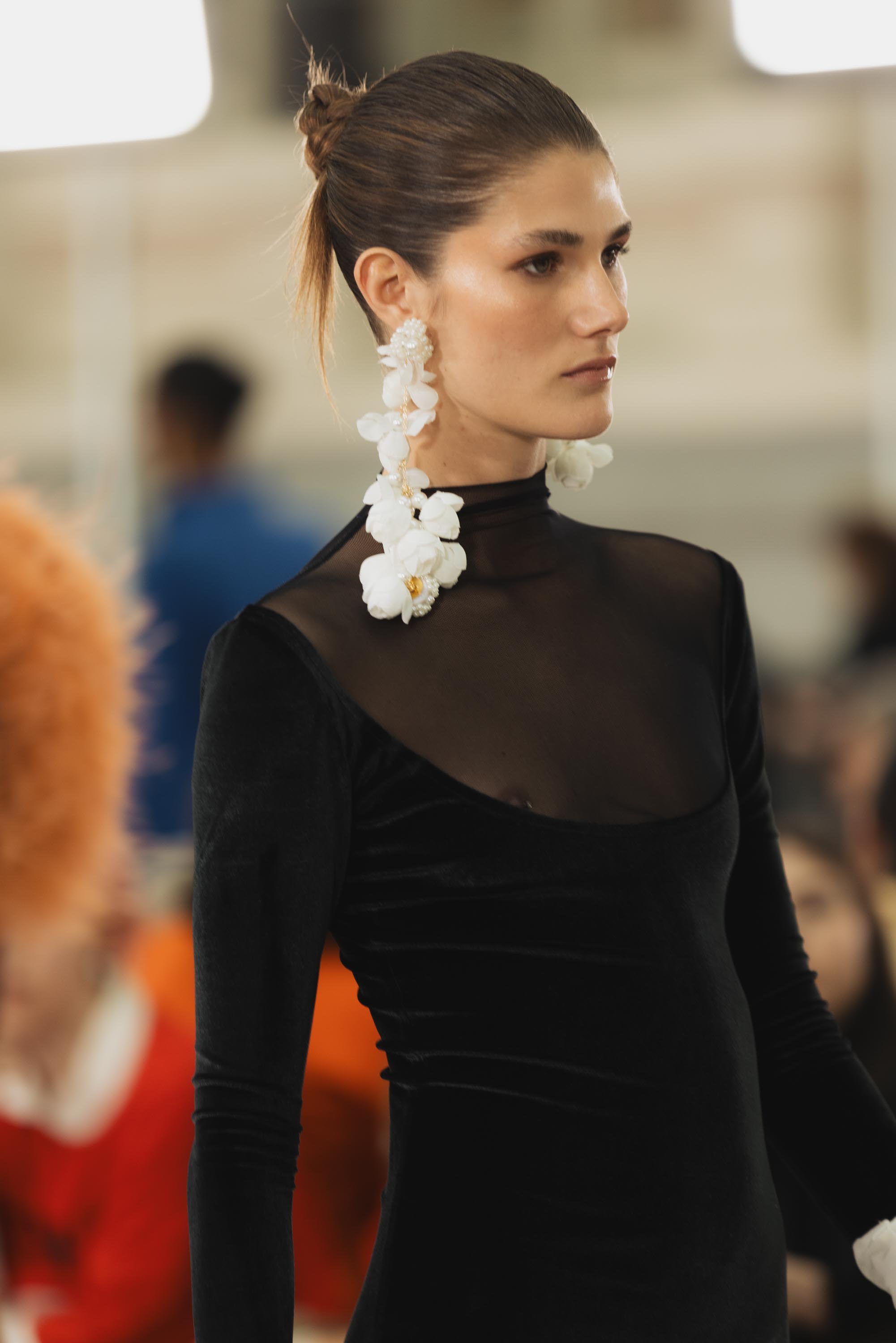 Diseño de Claro Couture en pasarela, detalle de confección elaborada y volumen sofisticado