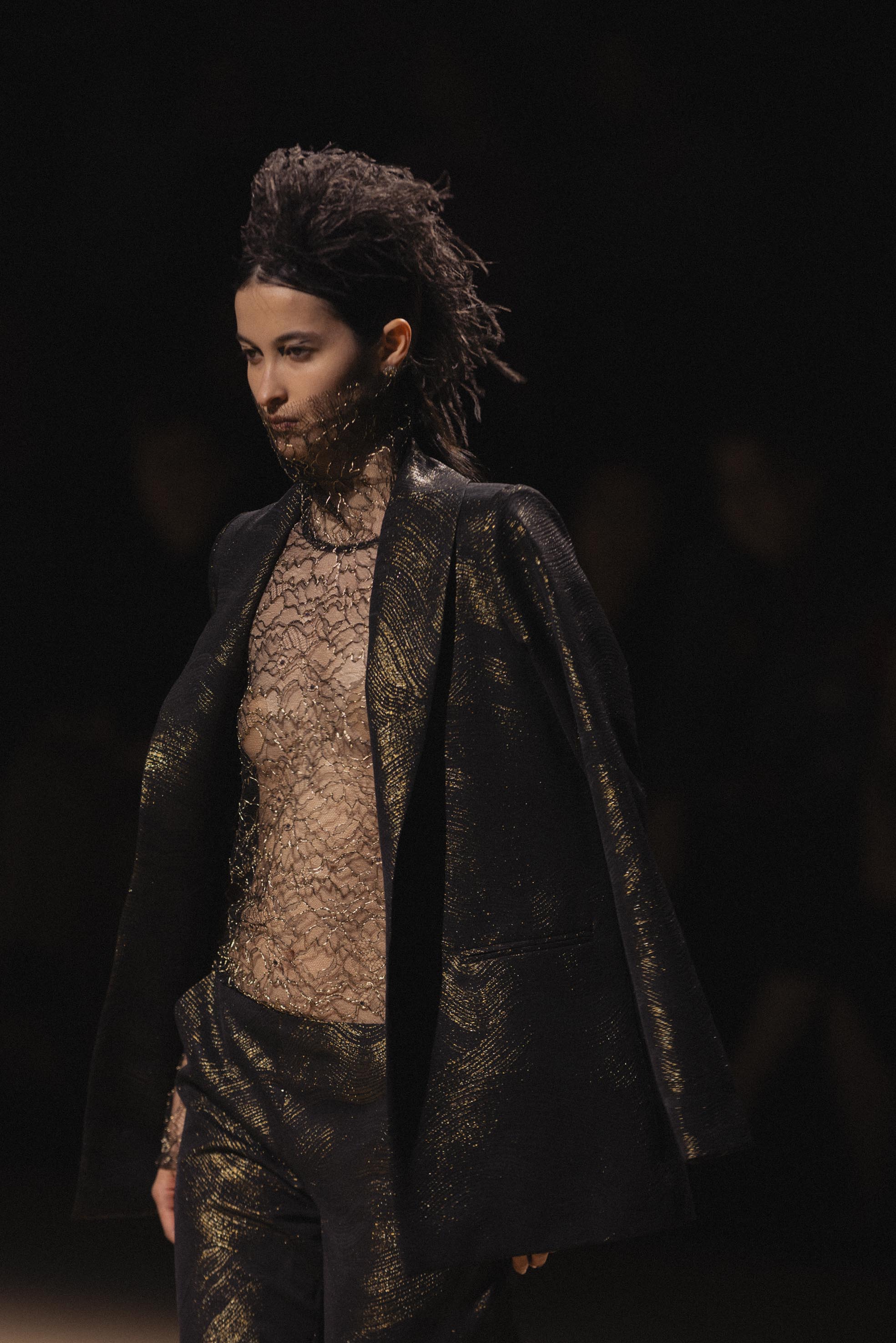 Diseño de Fely Campo en Madrid Fashion Week, detalle de elegancia estructurada y confección precisa