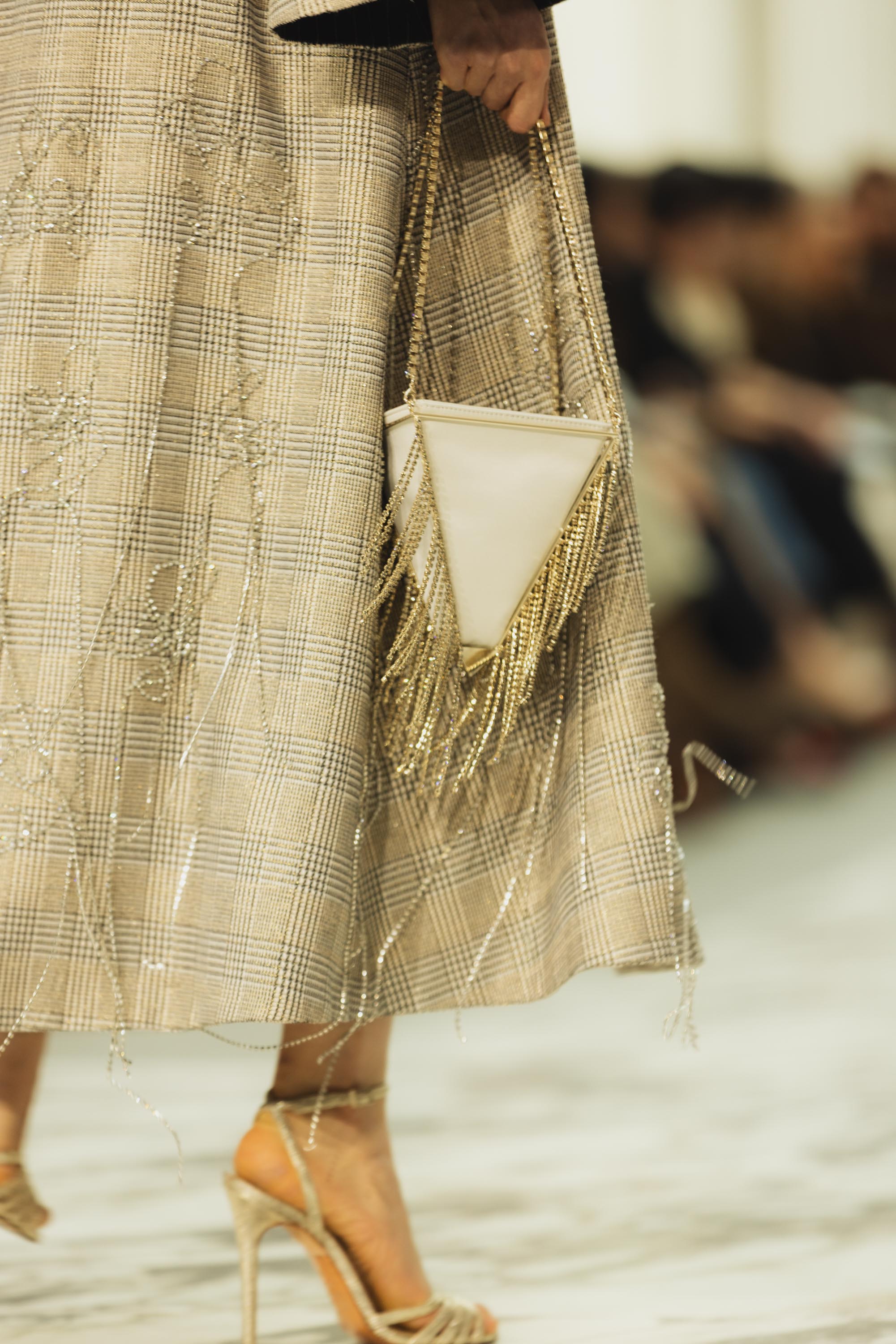 Diseño de Isabel Sanchis en pasarela, detalle de volumen escultórico y confección arquitectónica