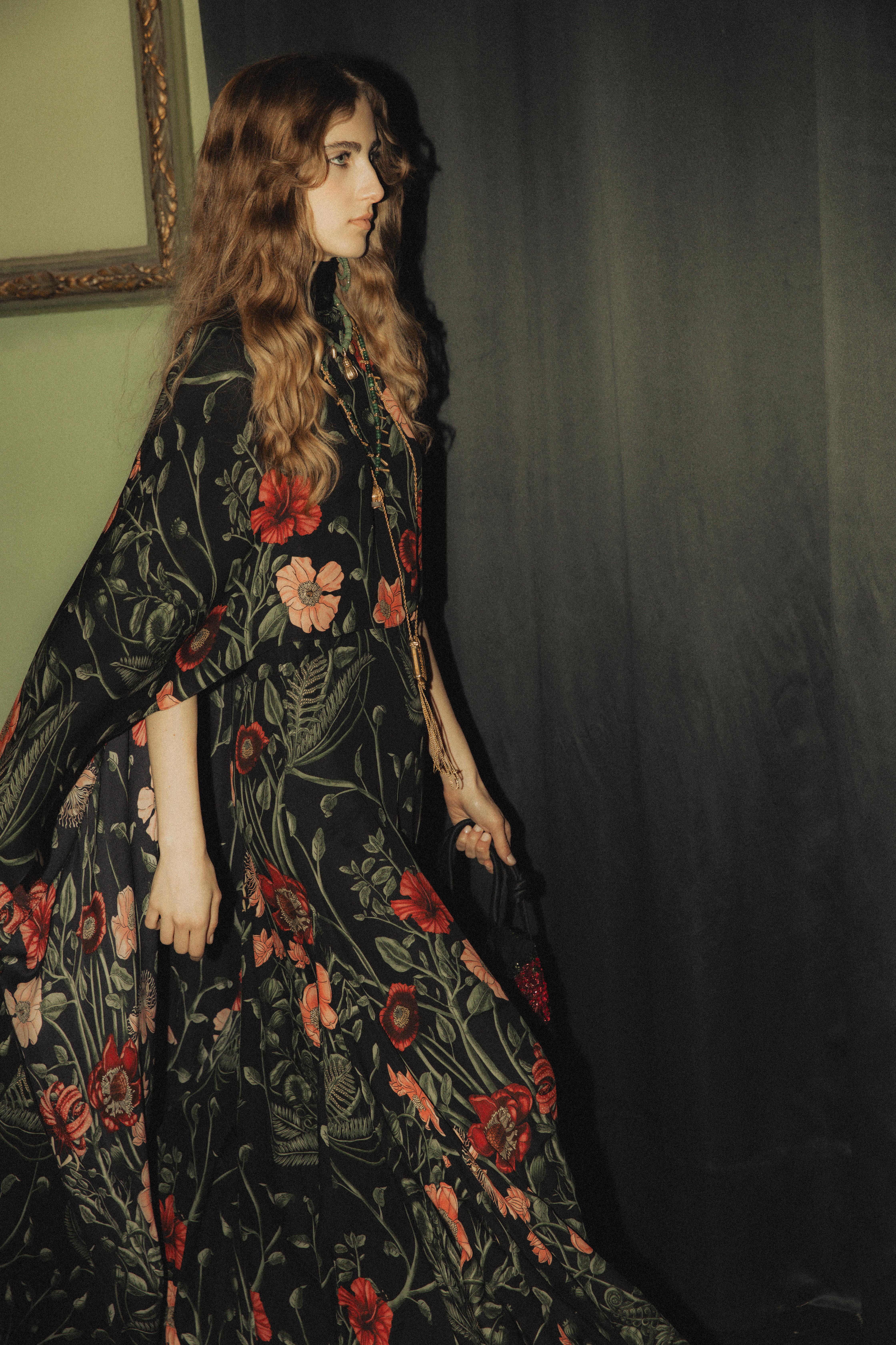 Diseño de Johanna Ortiz en pasarela, detalle de feminidad fluida y elegancia contemporánea