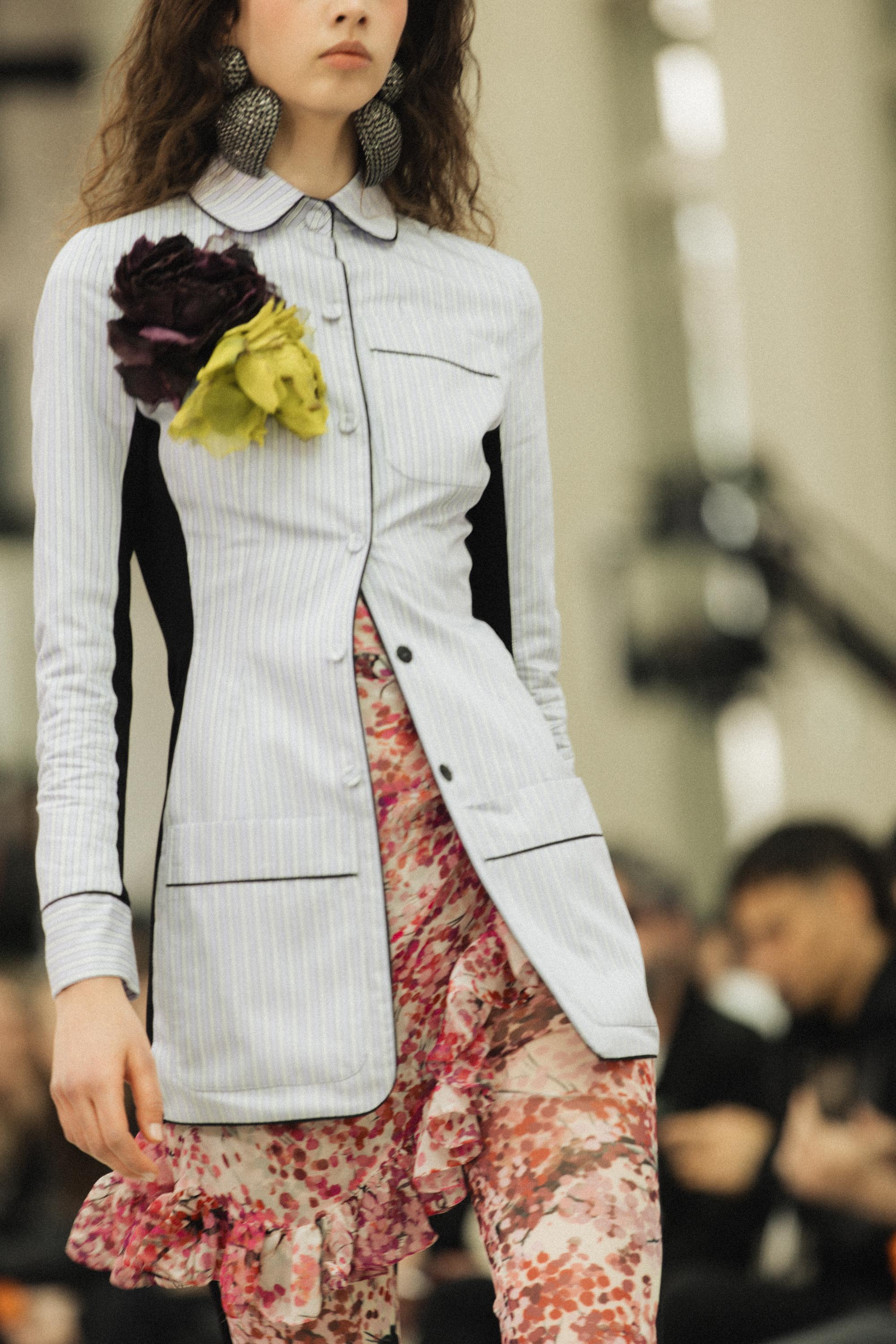 Diseño de Juan Vidal en pasarela, detalle de elegancia contemporánea y silueta femenina refinada