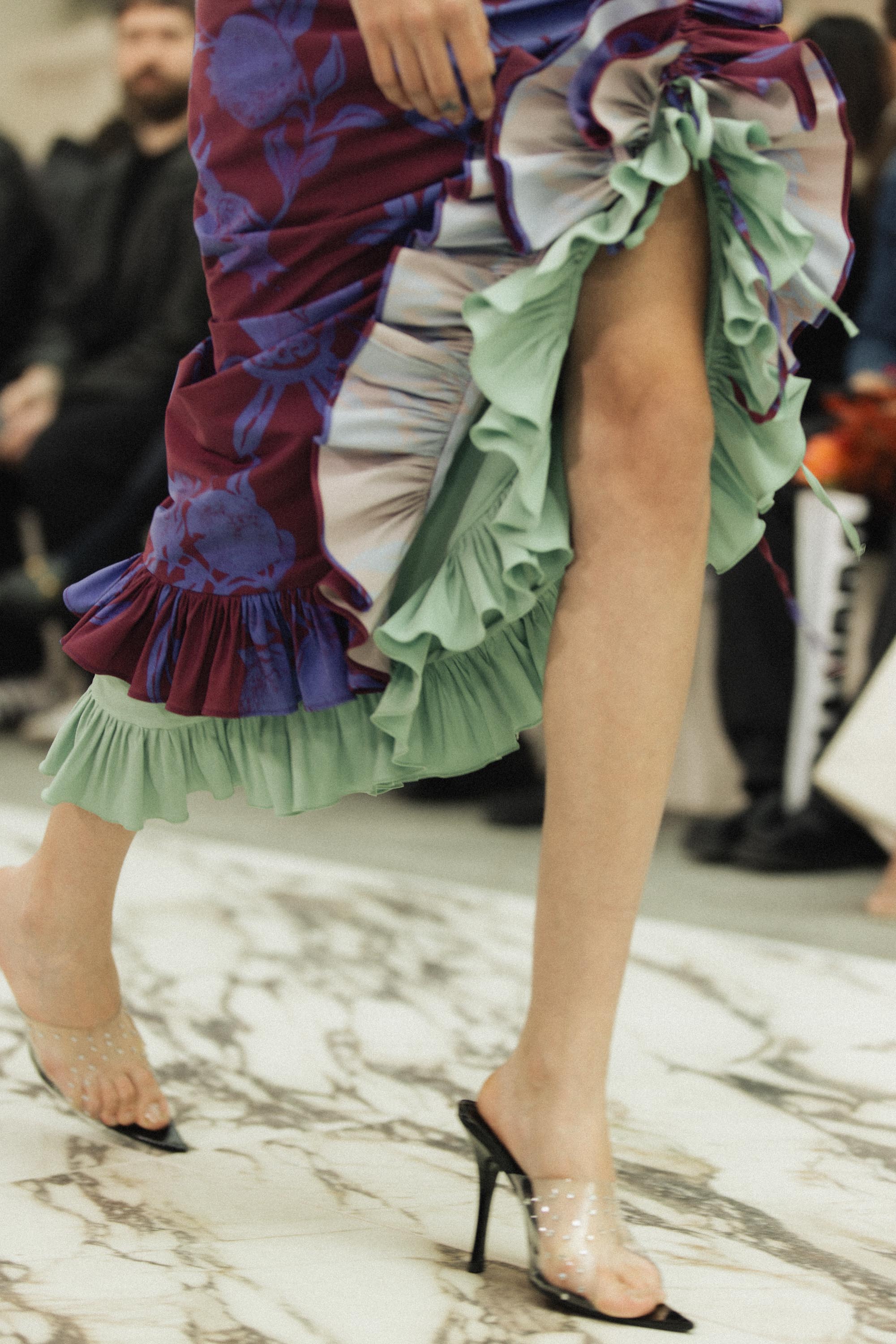 Diseño de Juan Vidal en pasarela, detalle de silueta femenina contemporánea y sofisticación