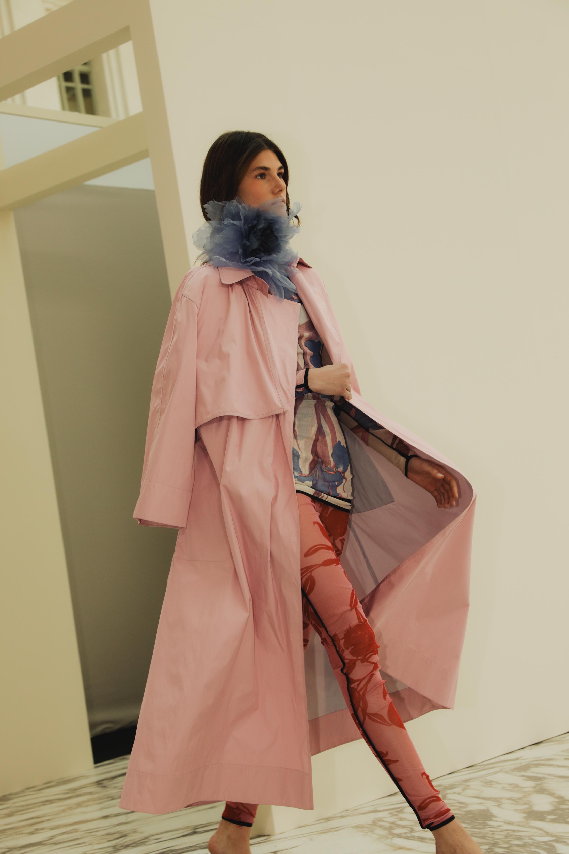 Diseño de Juan Vidal en MBFWM 2026, detalle de feminidad contemporánea y silueta refinada