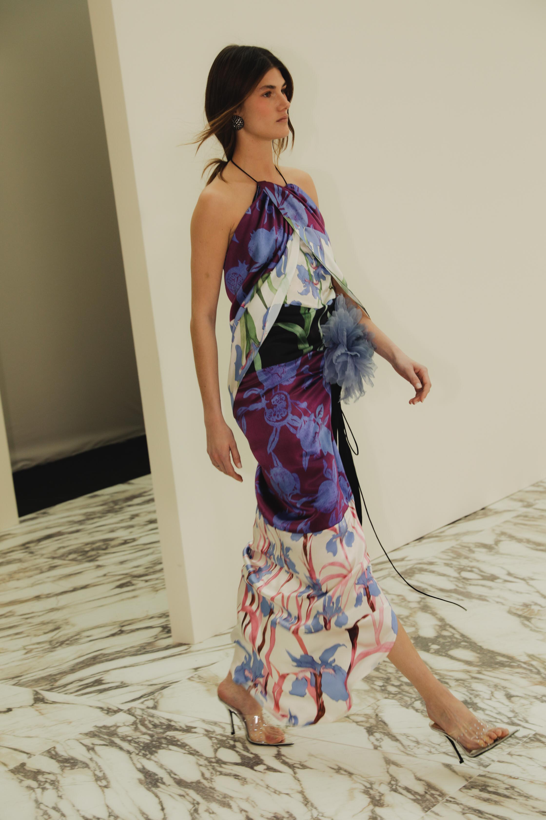 Diseño de Juan Vidal en pasarela, detalle de silueta refinada y sofisticación femenina