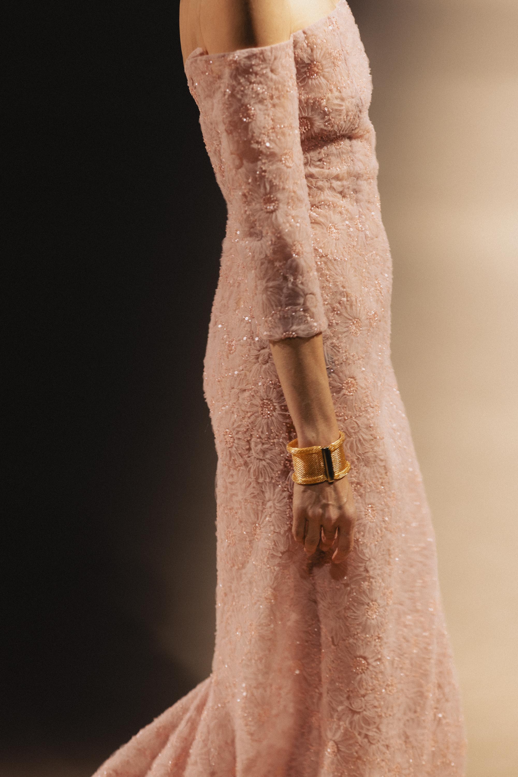 Propuesta de Maison Mesa en Madrid Fashion Week, detalle de diseño contemporáneo y enfoque conceptual
