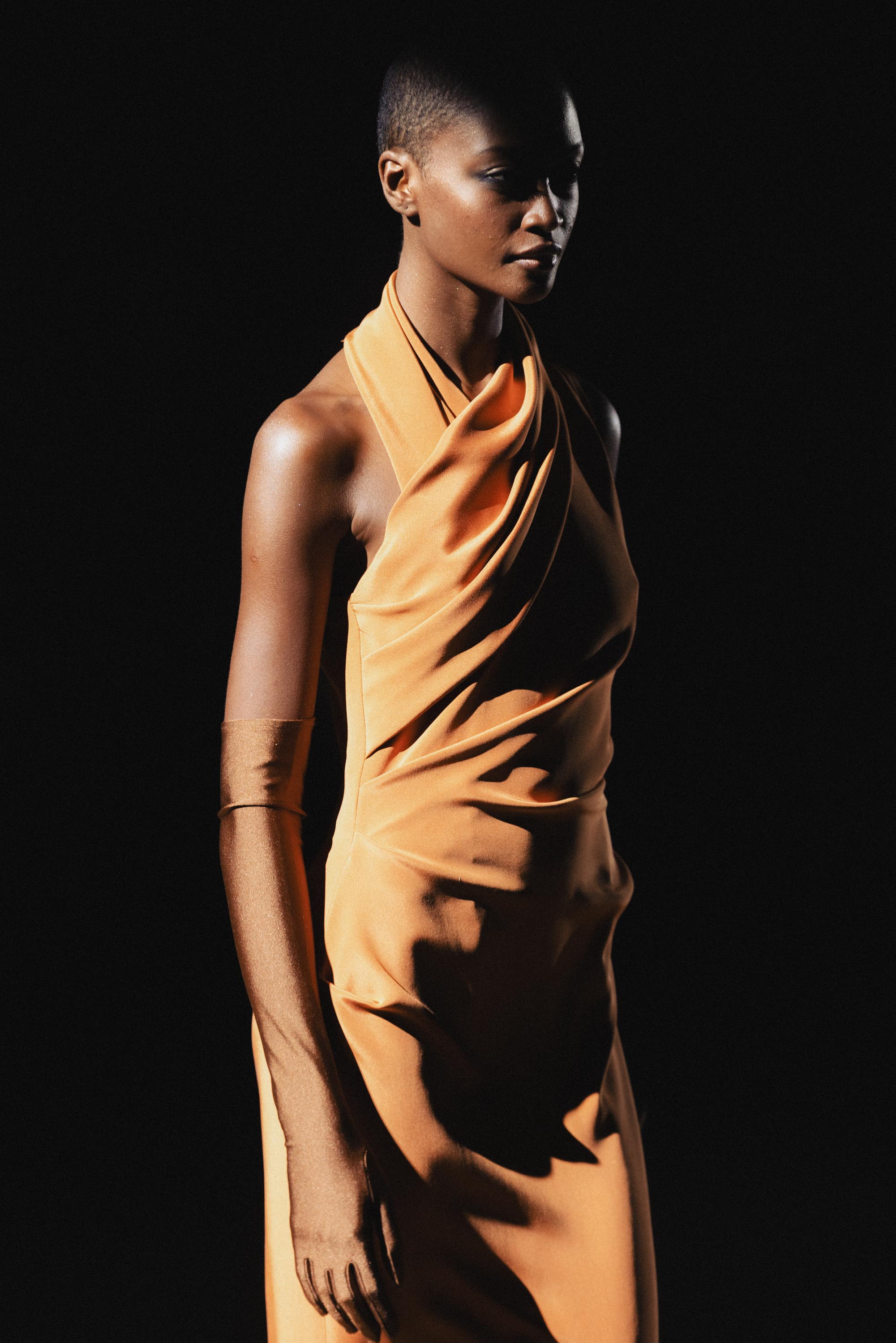 Diseño de Malne con escote estructurado en MBFWM 2026, detalle de confección elegante