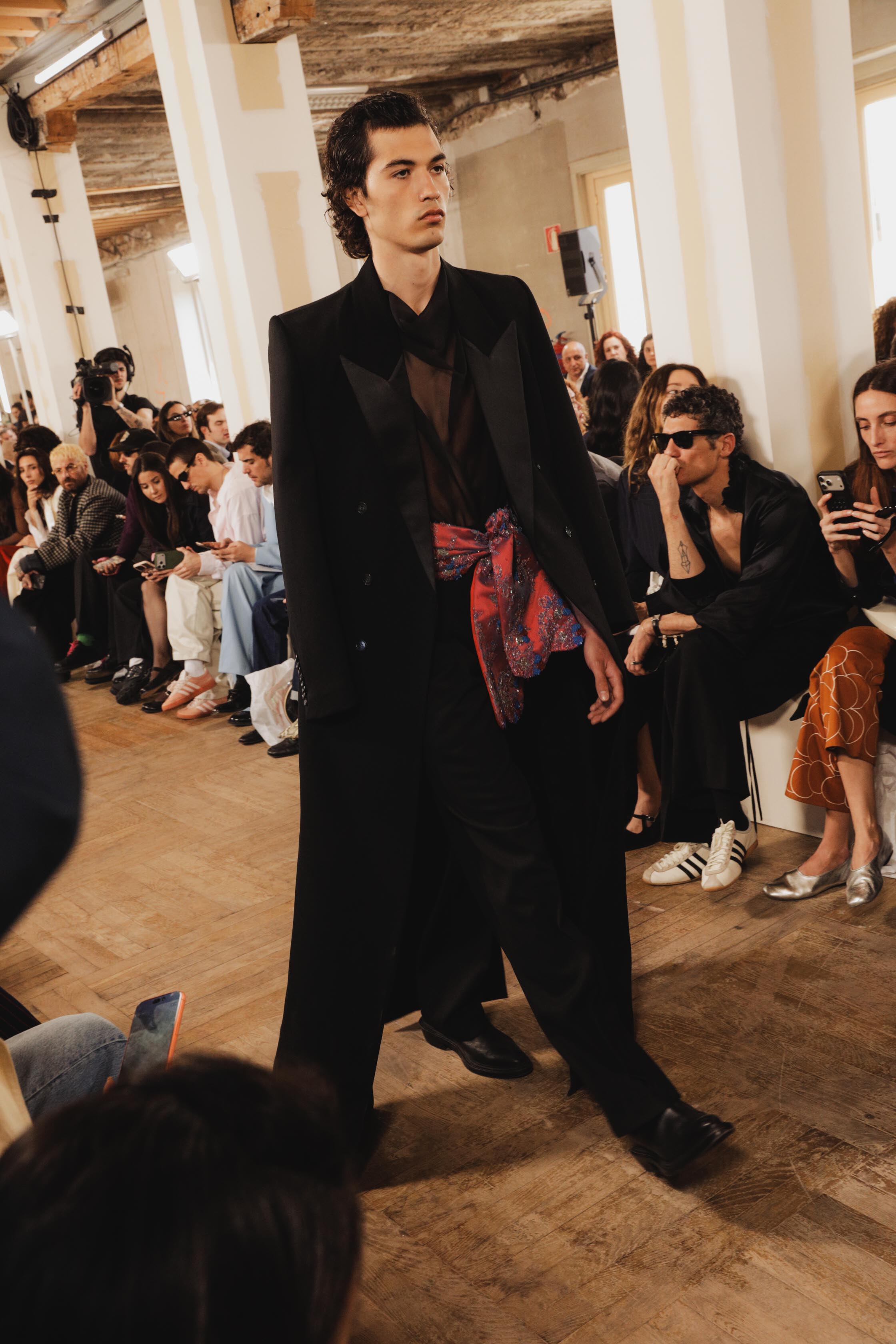 Look de Mans en MBFWM 2026, detalle de estilismo contemporáneo y líneas depuradas