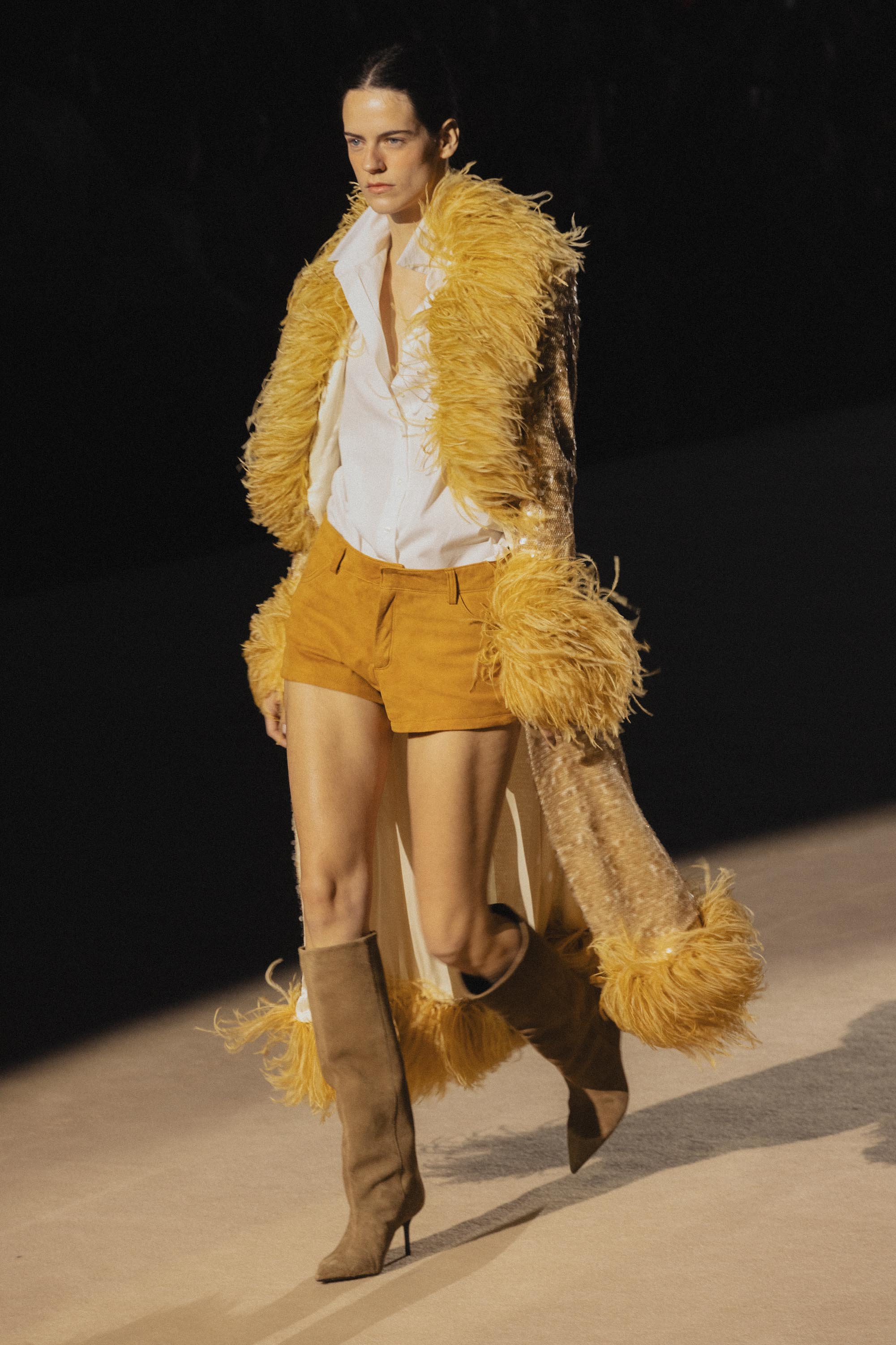 Diseño de Menchén Tomás en pasarela, detalle de feminidad estructurada y elegancia contemporánea