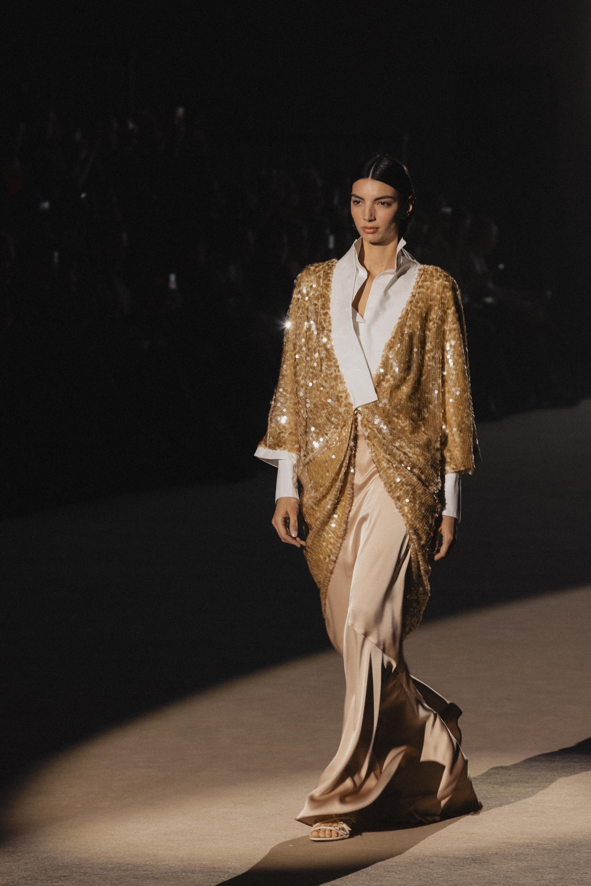 Diseño de Menchén Tomás en pasarela, detalle de elegancia estructurada y feminidad contemporánea