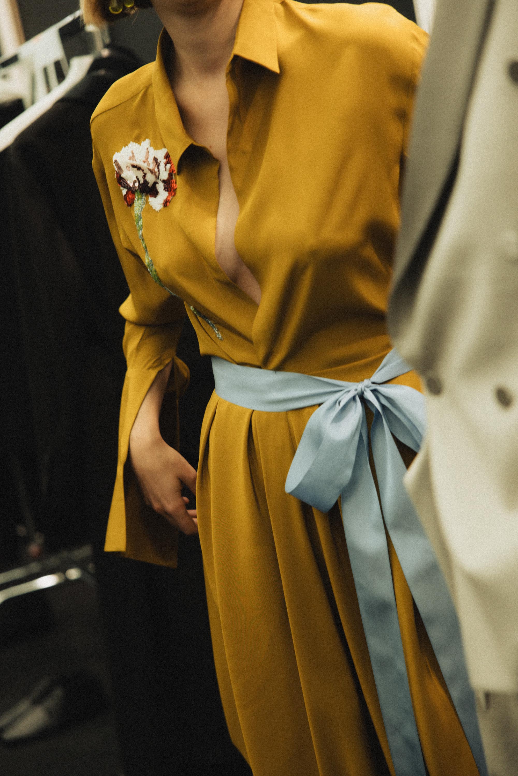 Diseño de Pedro del Hierro en pasarela, detalle de elegancia clásica y confección refinada