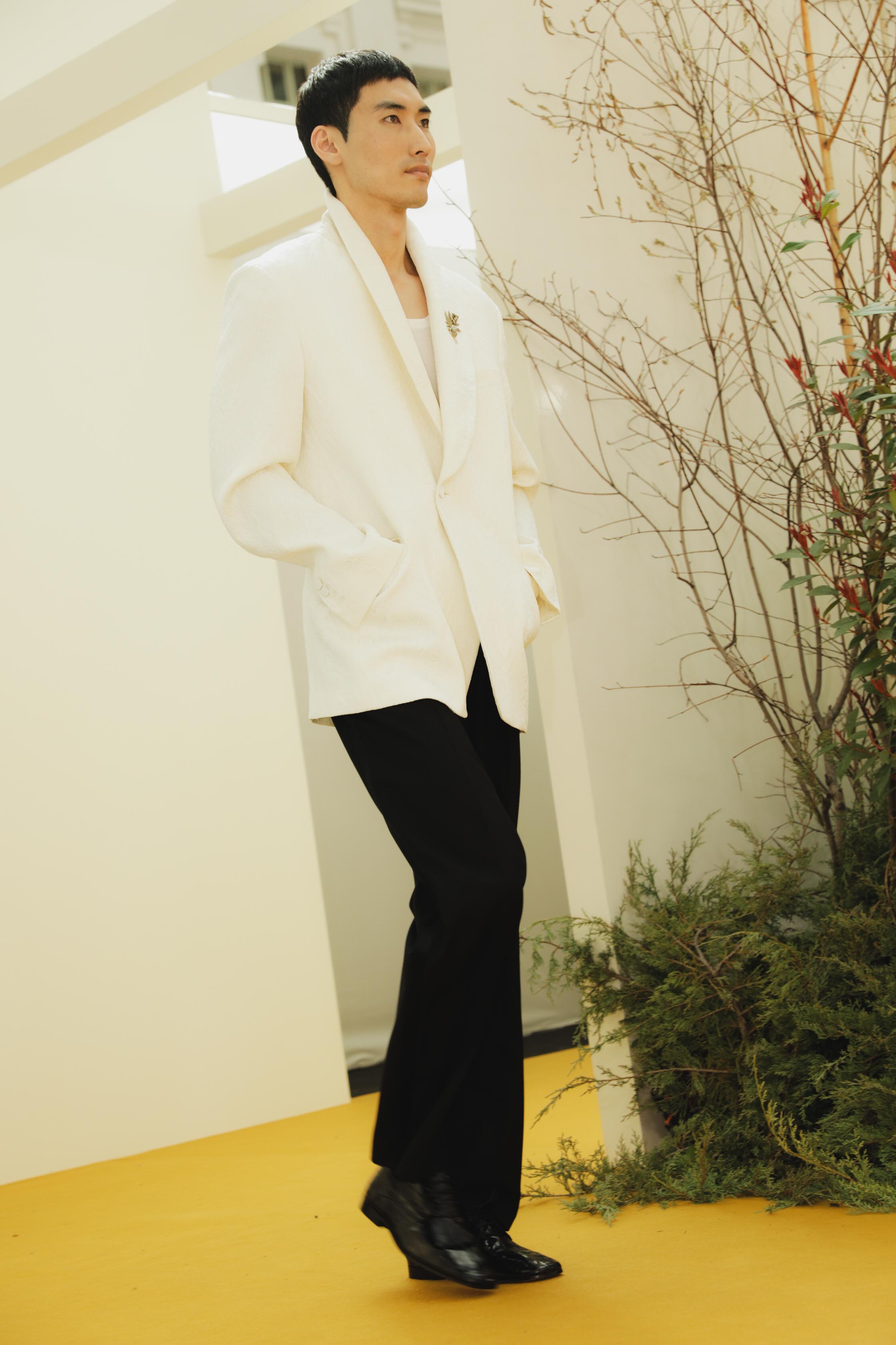 Look de Pedro del Hierro, detalle de estilismo y textura