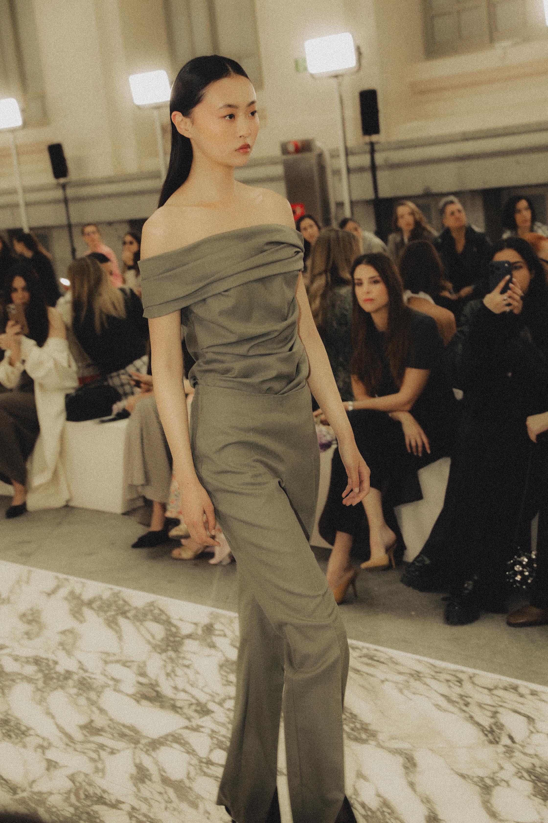 Escote protagonista en desfile de SEV en MBFWM 2026, enfoque en forma y volumen