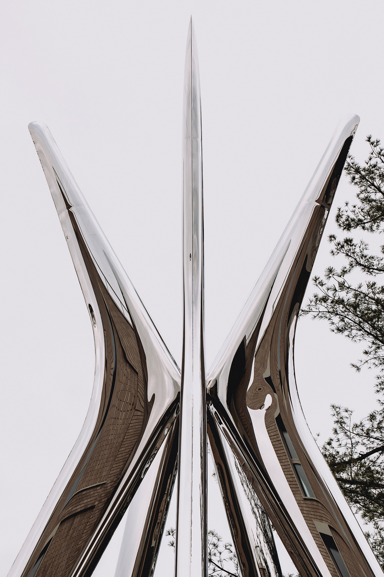 Hempel, pieza de Oskar Zięta que muestra la superficie reflectante y deformada del metal