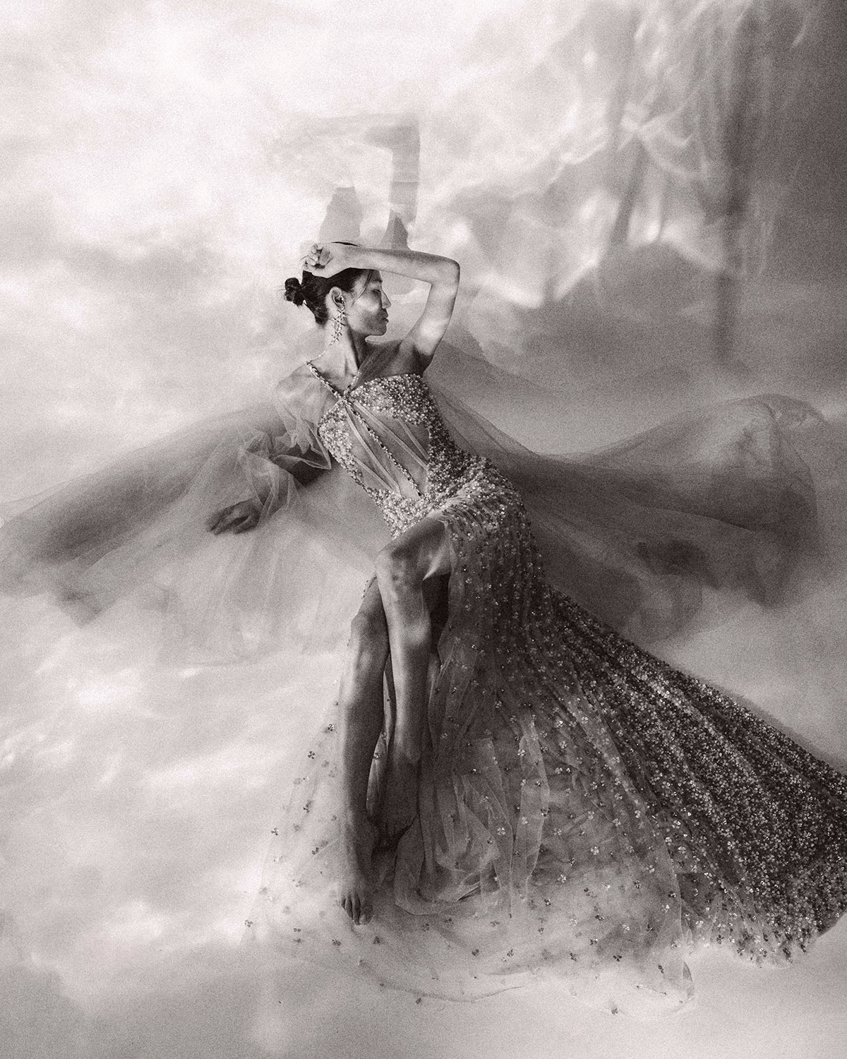 Imagen de la editorial de moda UNSEEN POWER en blanco y negro.