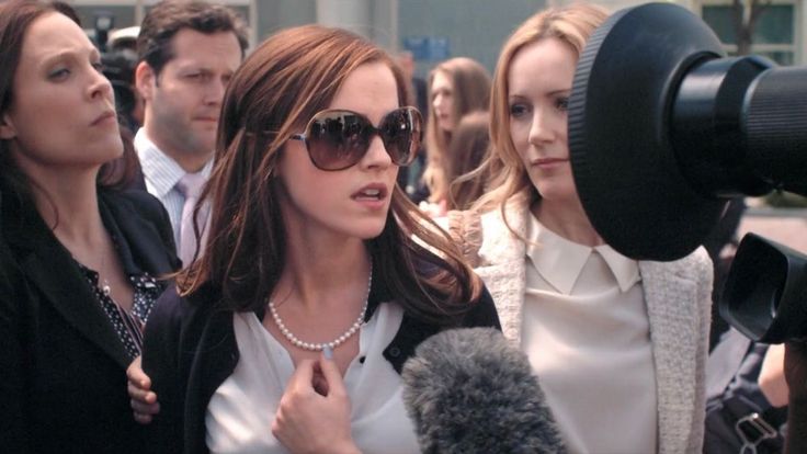 Protagonistas entrando al tribunal, rodeados de prensa y flashes