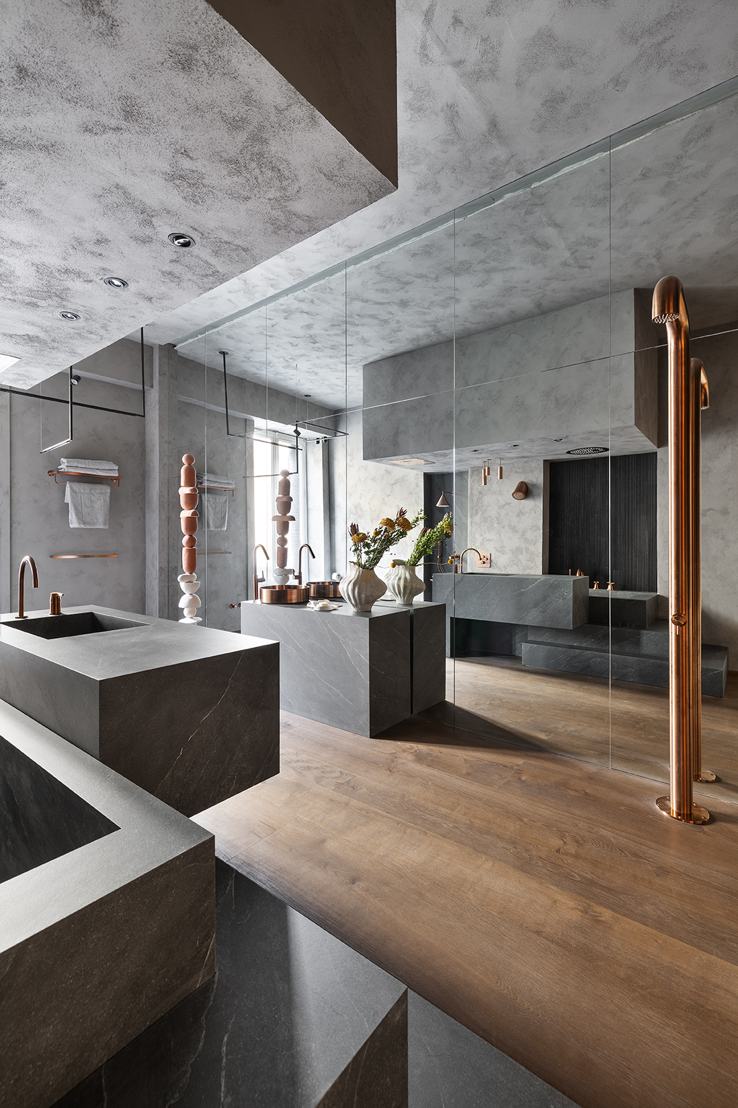 Baño contemporáneo Ofuro con atmósfera sensorial y luz envolvente en Casa Decor 2026