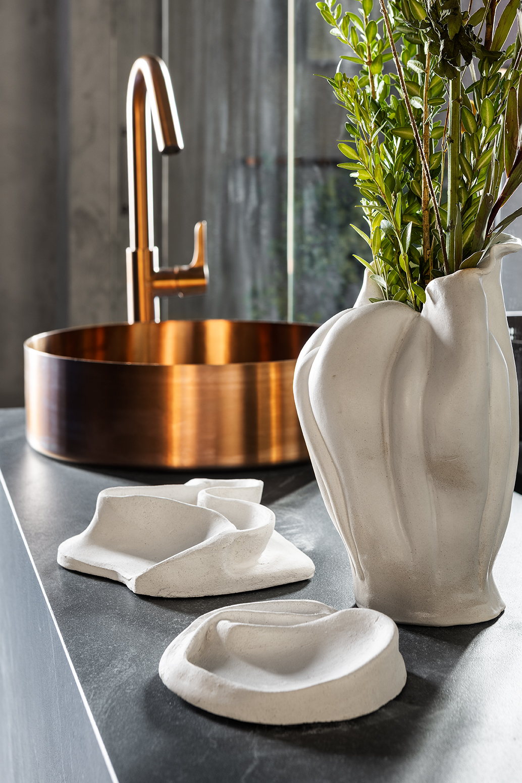 Sistema de ducha y diseño de baño contemporáneo en el espacio Ofuro de Casa Decor 2026