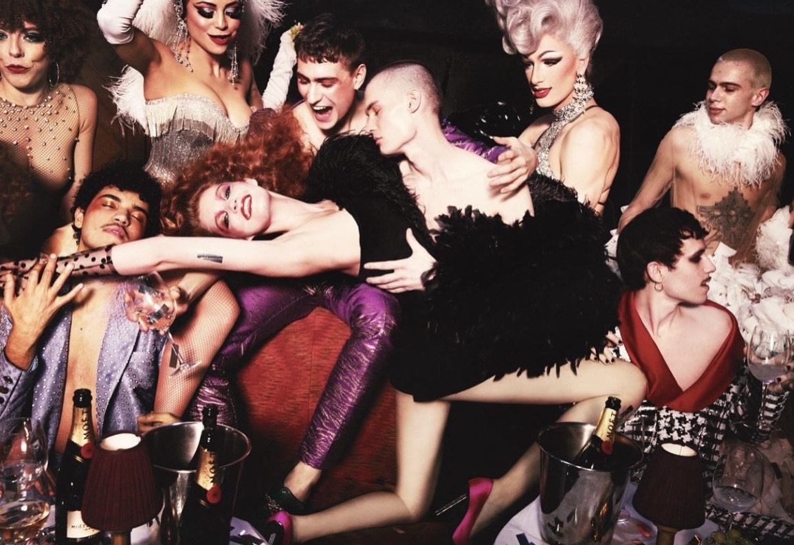 Fotografía de estética drag con maquillaje, vestuario y actitud performativa