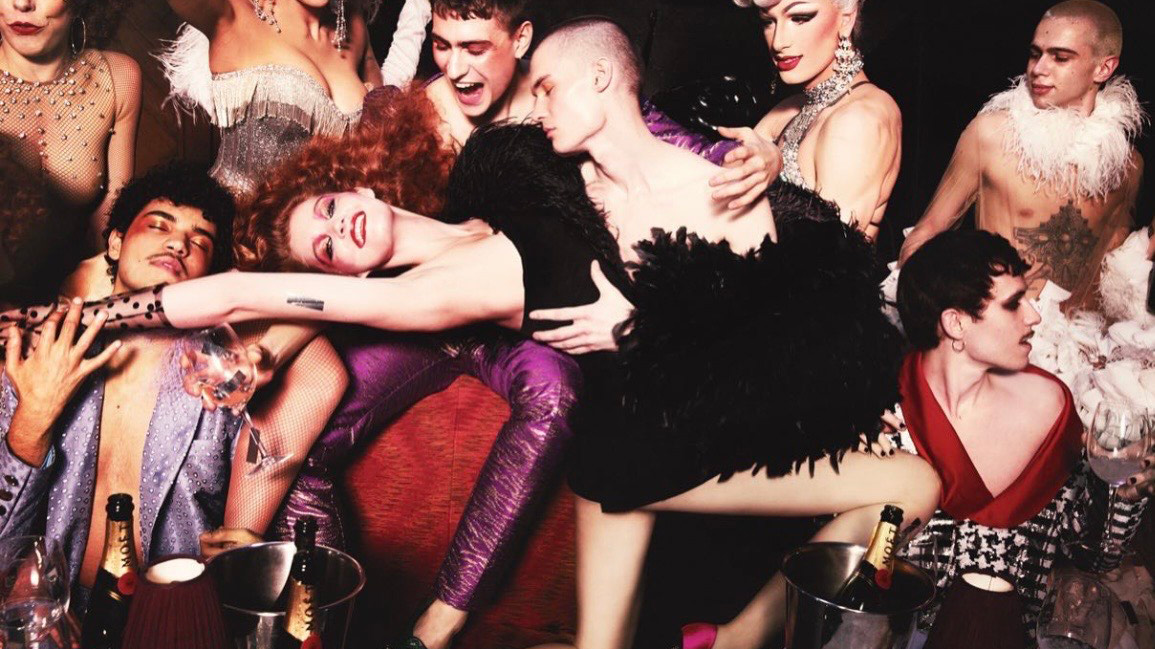 Fotografía de estética drag con maquillaje, vestuario y actitud performativa