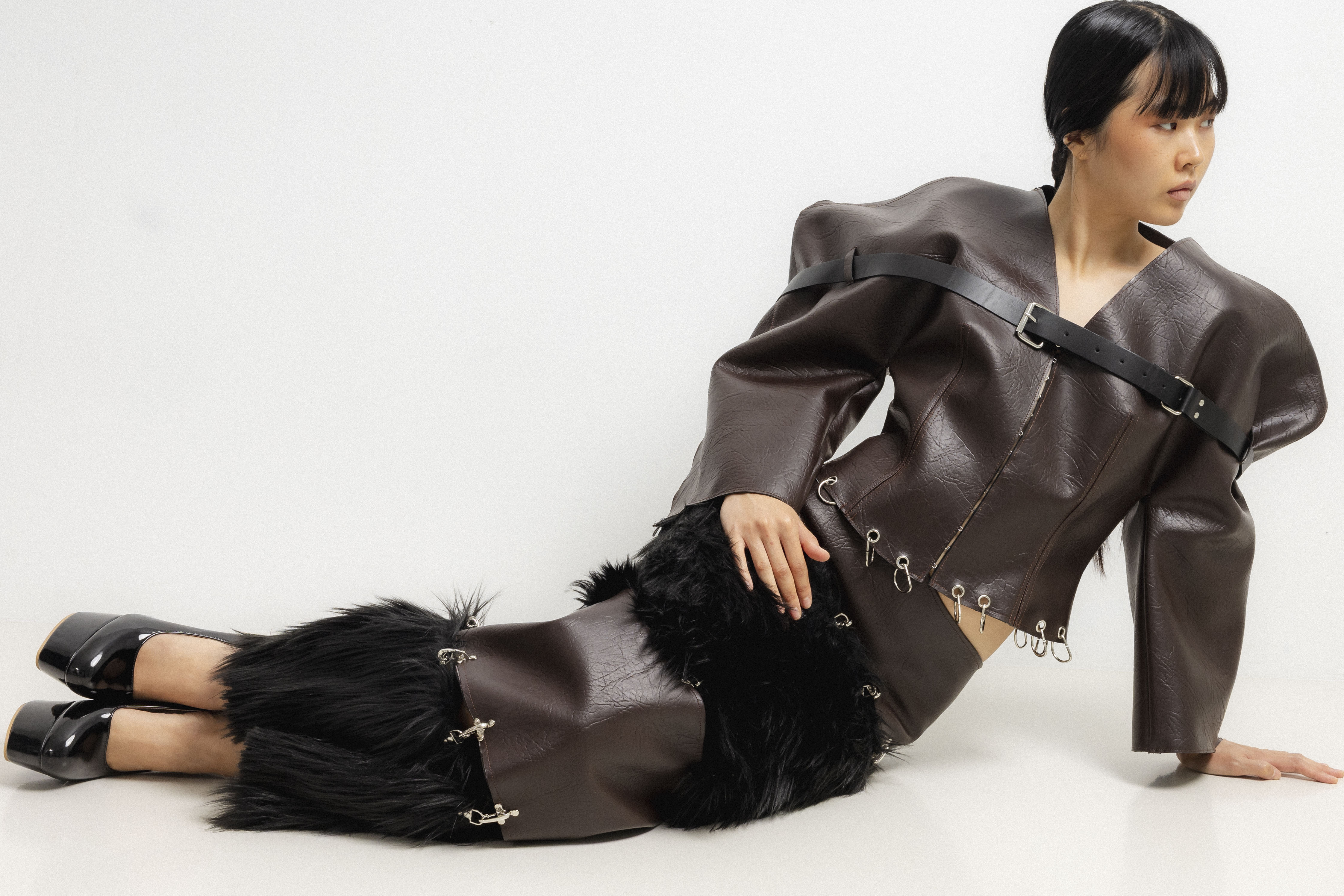 Modelo con una chaqueta estructurada y detalles de inspiración ecuestre en la editorial de moda DRESSAGE.