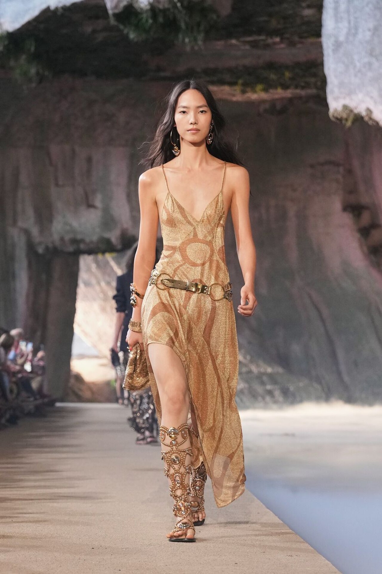 Look en pasarela de la colección Pucci Primavera-Verano 2026 en movimiento