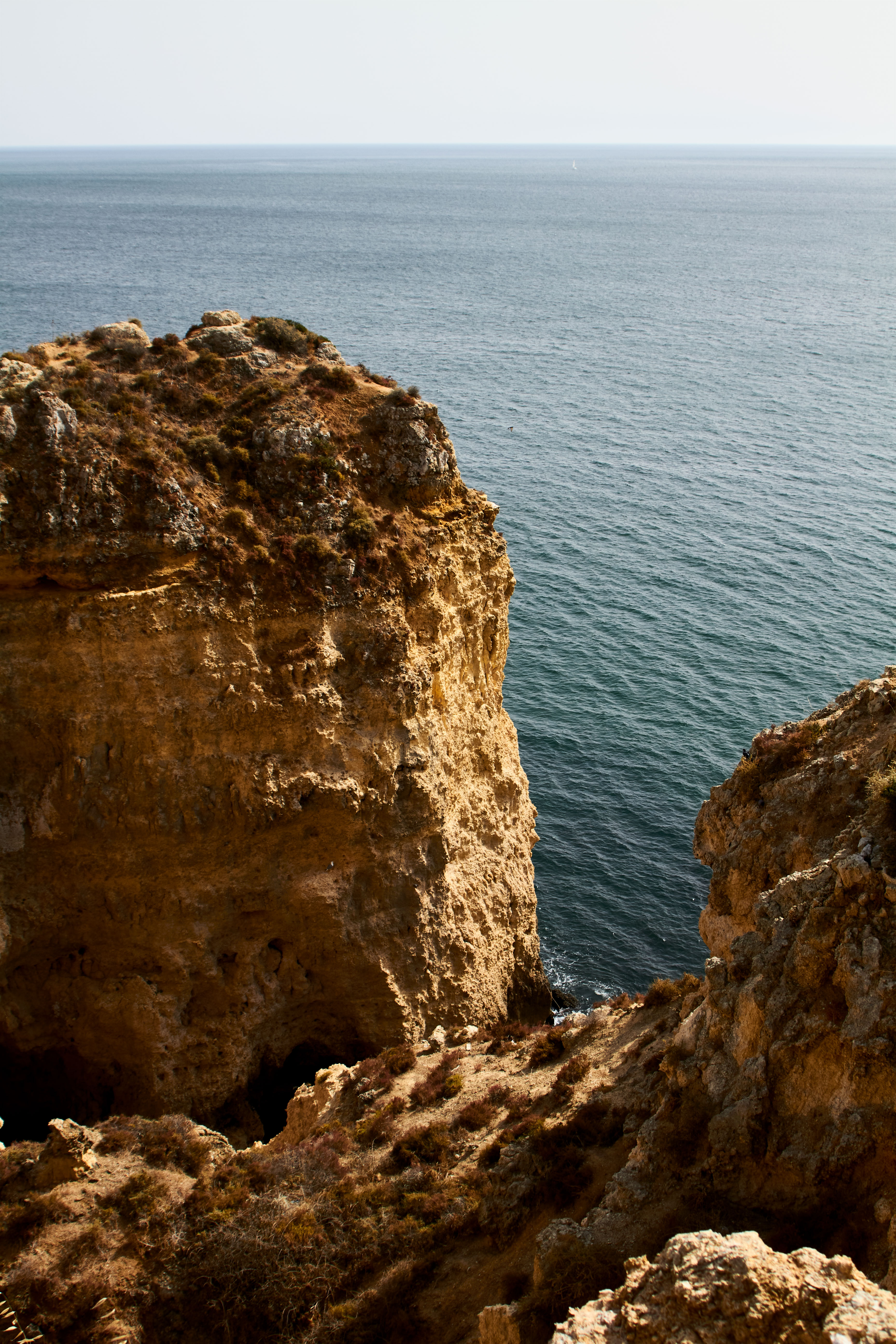 Vista panorámica de los acantilados del Algarve en Portugal fotografiados en formato digital