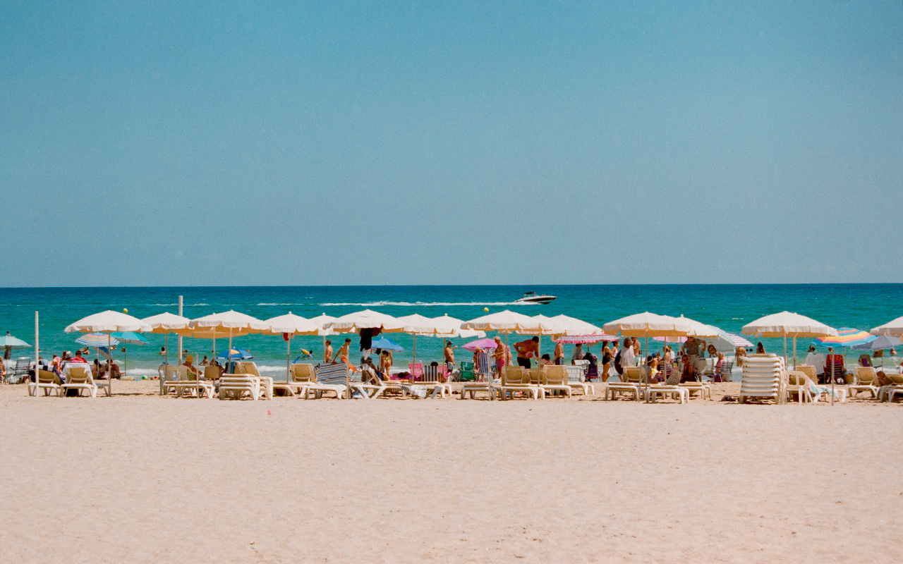 Bañistas disfrutando del verano en una playa de Alicante