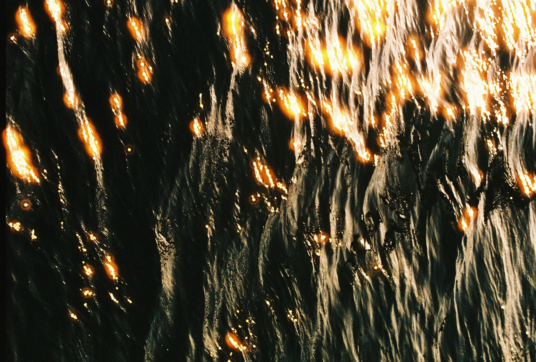 Fotografía analógica del reflejo amarillo del sol sobre el océano canario