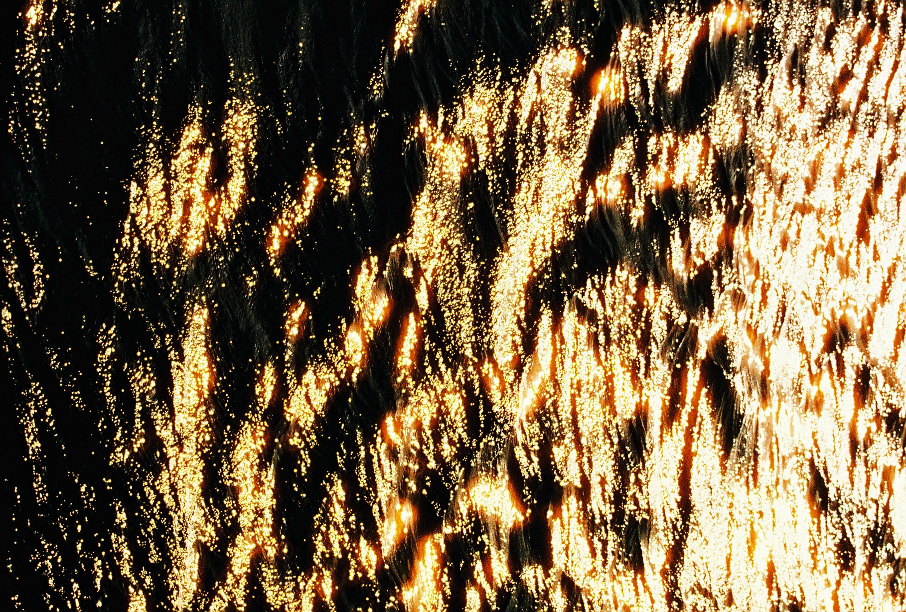 Secuencia analógica del movimiento del agua iluminada por el sol canario