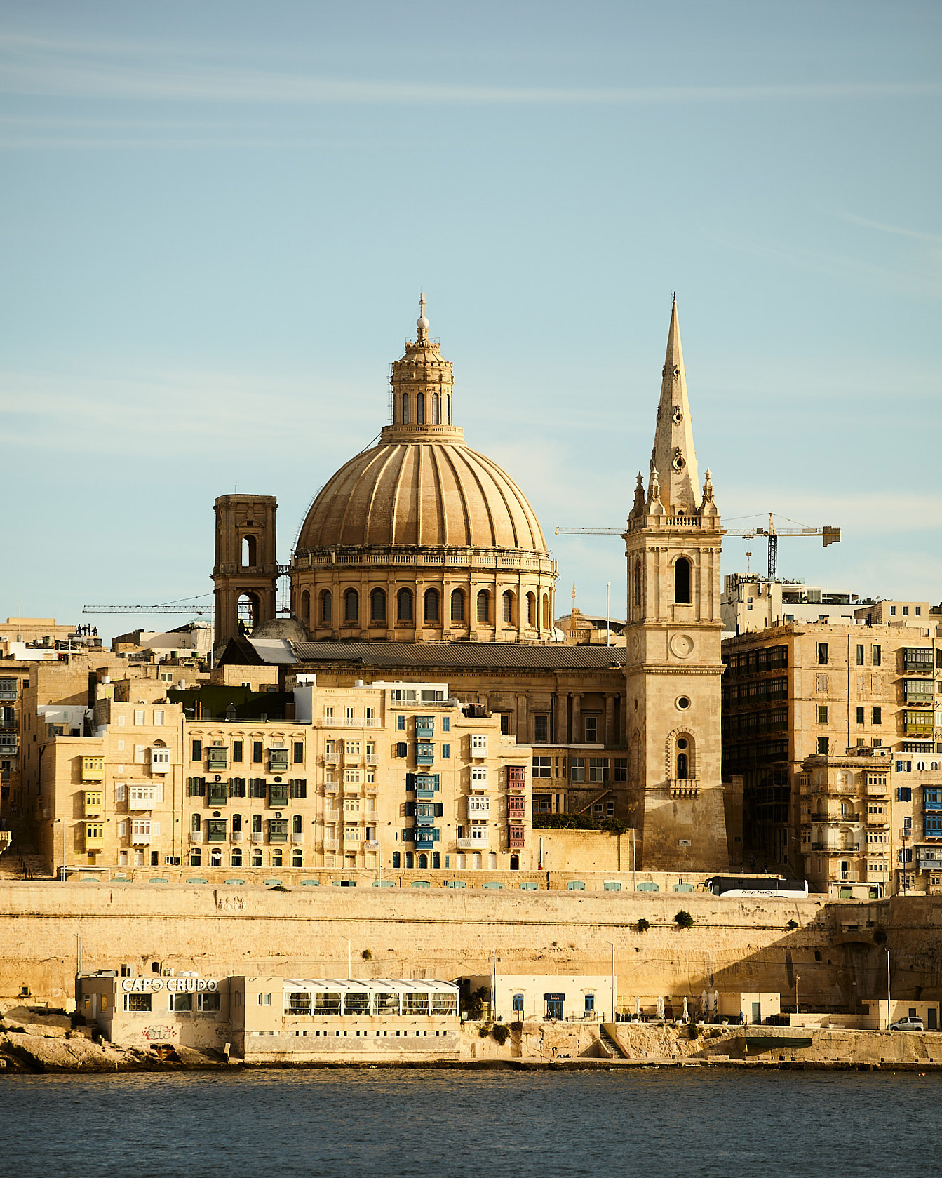 Horizonte azul del mar Mediterráneo en Malta