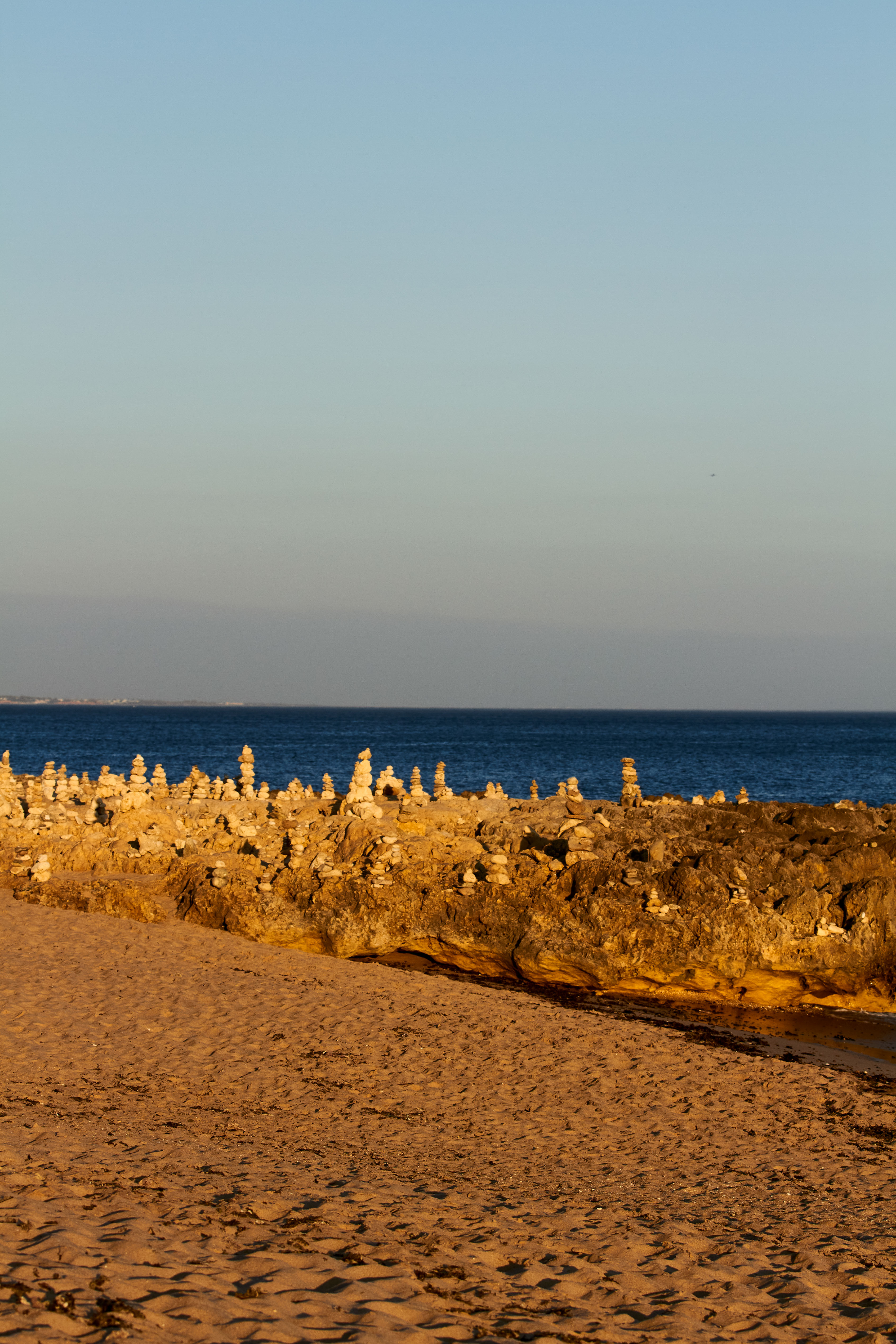 Atardecer en una playa del Algarve en Portugal con luz cálida mediterránea