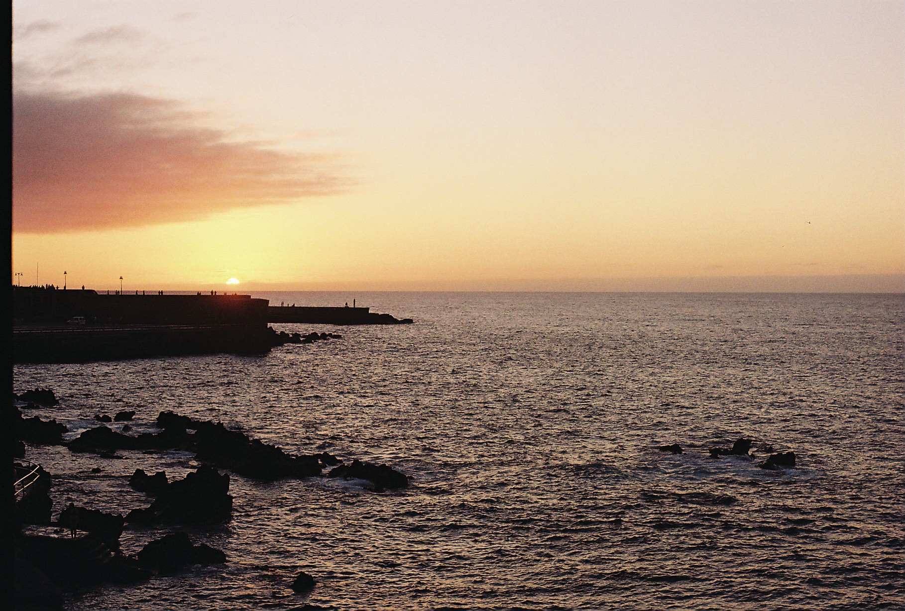 Atardecer sobre el océano Atlántico en Tenerife con cielo cálido y horizonte abierto