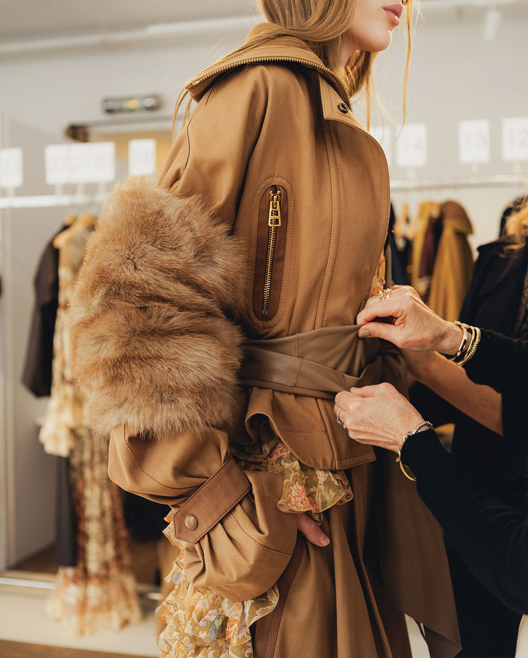 Modelo durante una prueba de vestuario en el estudio con una prenda en desarrollo para la colección Trailblazer Otoño 2026.