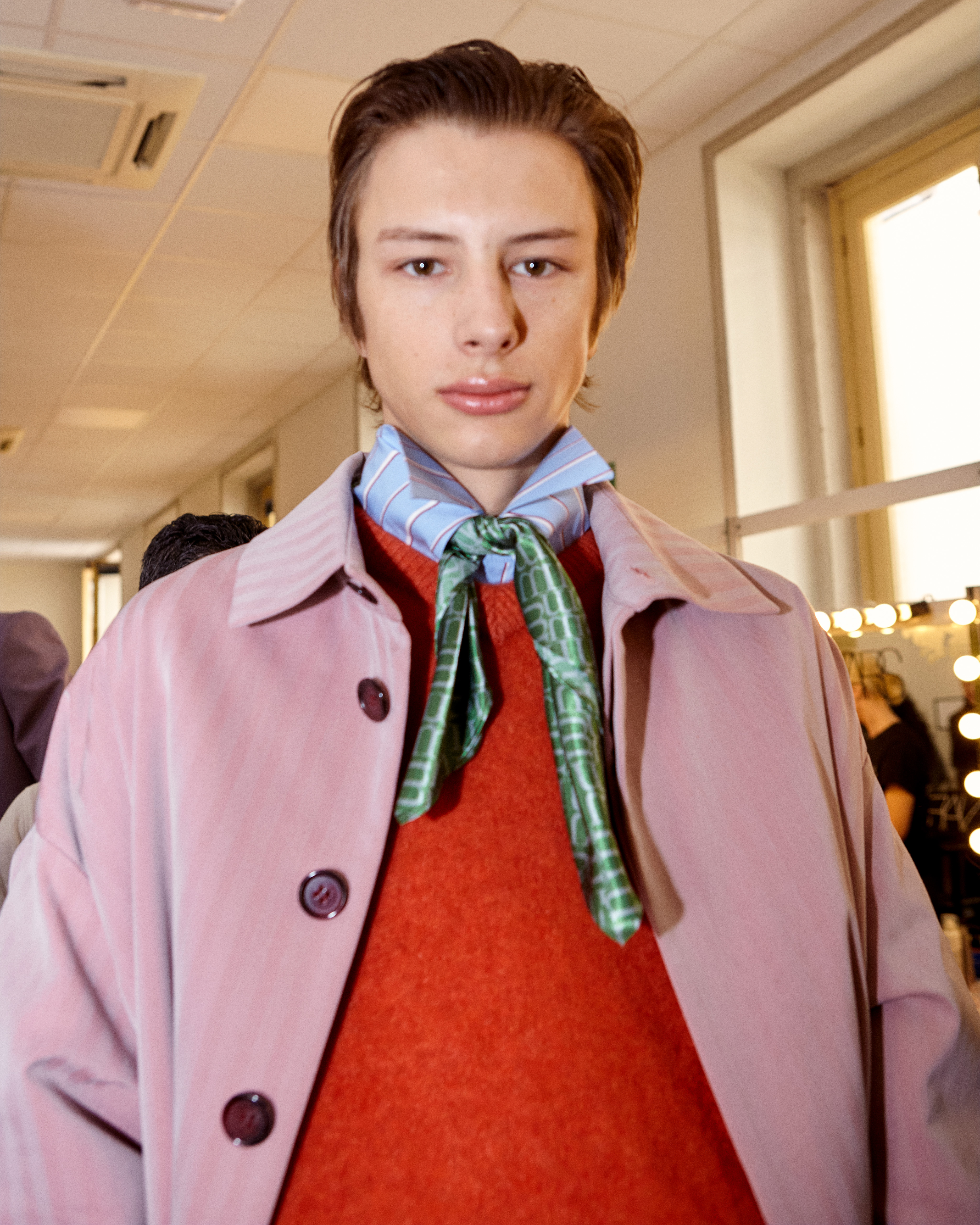 Detalle de cuello en backstage de MBFWM 2026, enfoque en ajuste y confección