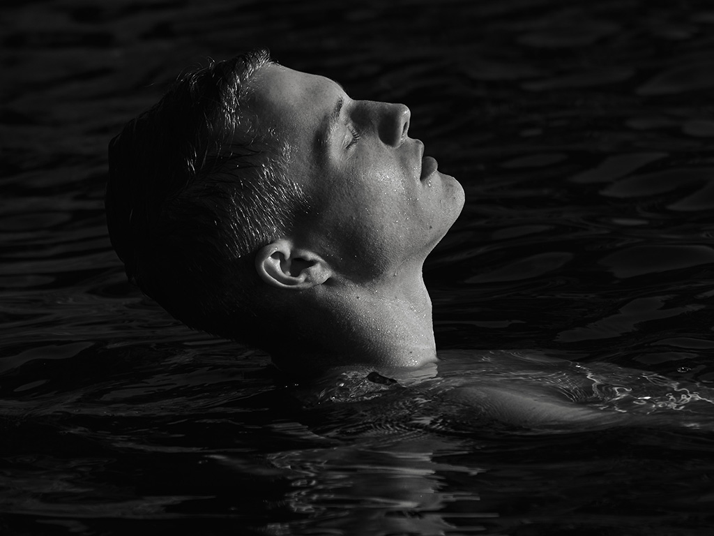 Imagen editorial en blanco y negro para la convocatoria abierta de DEVIN MAGAZINE
