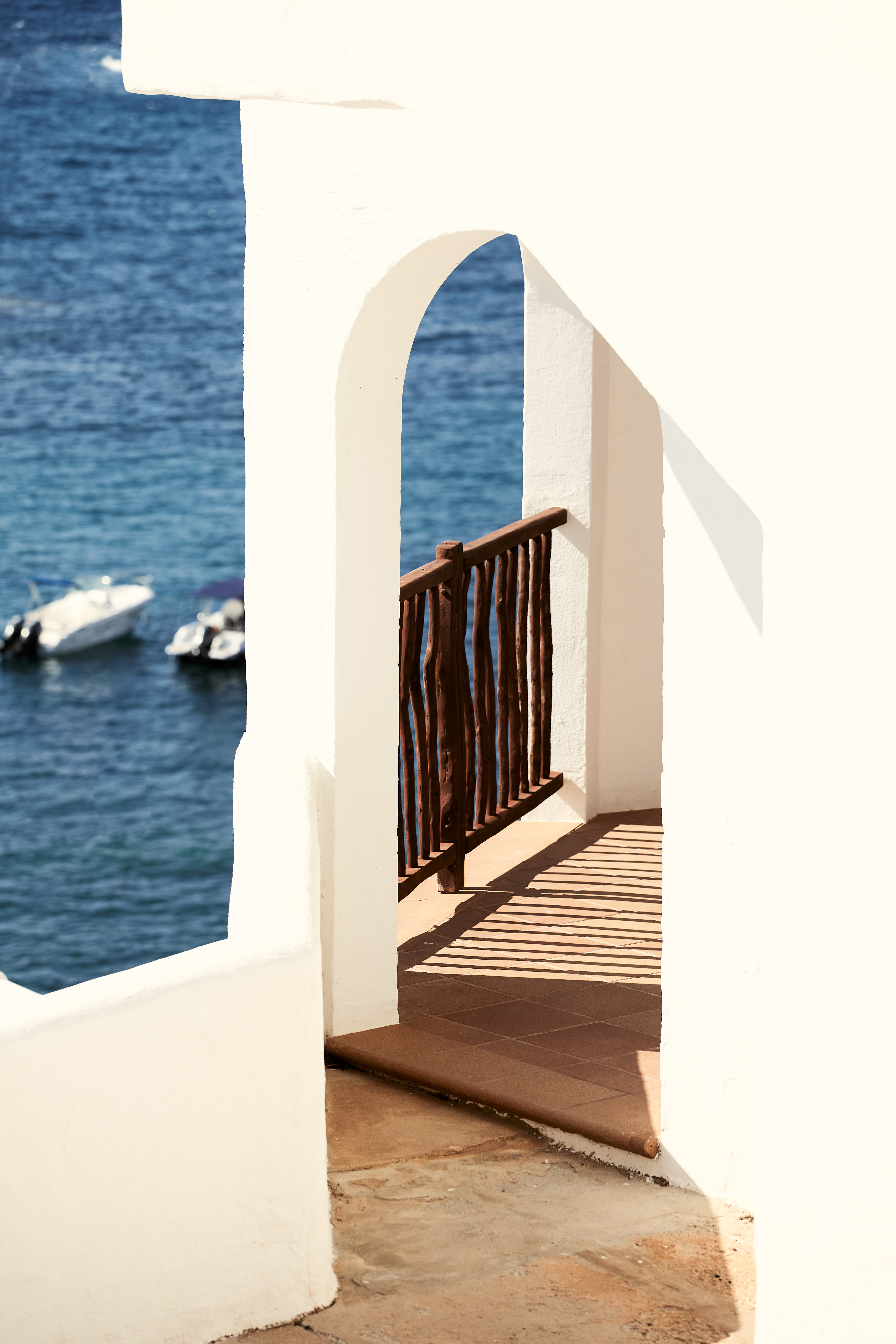 Vista panorámica de Cala Morell, Menorca, con acantilados y agua azul