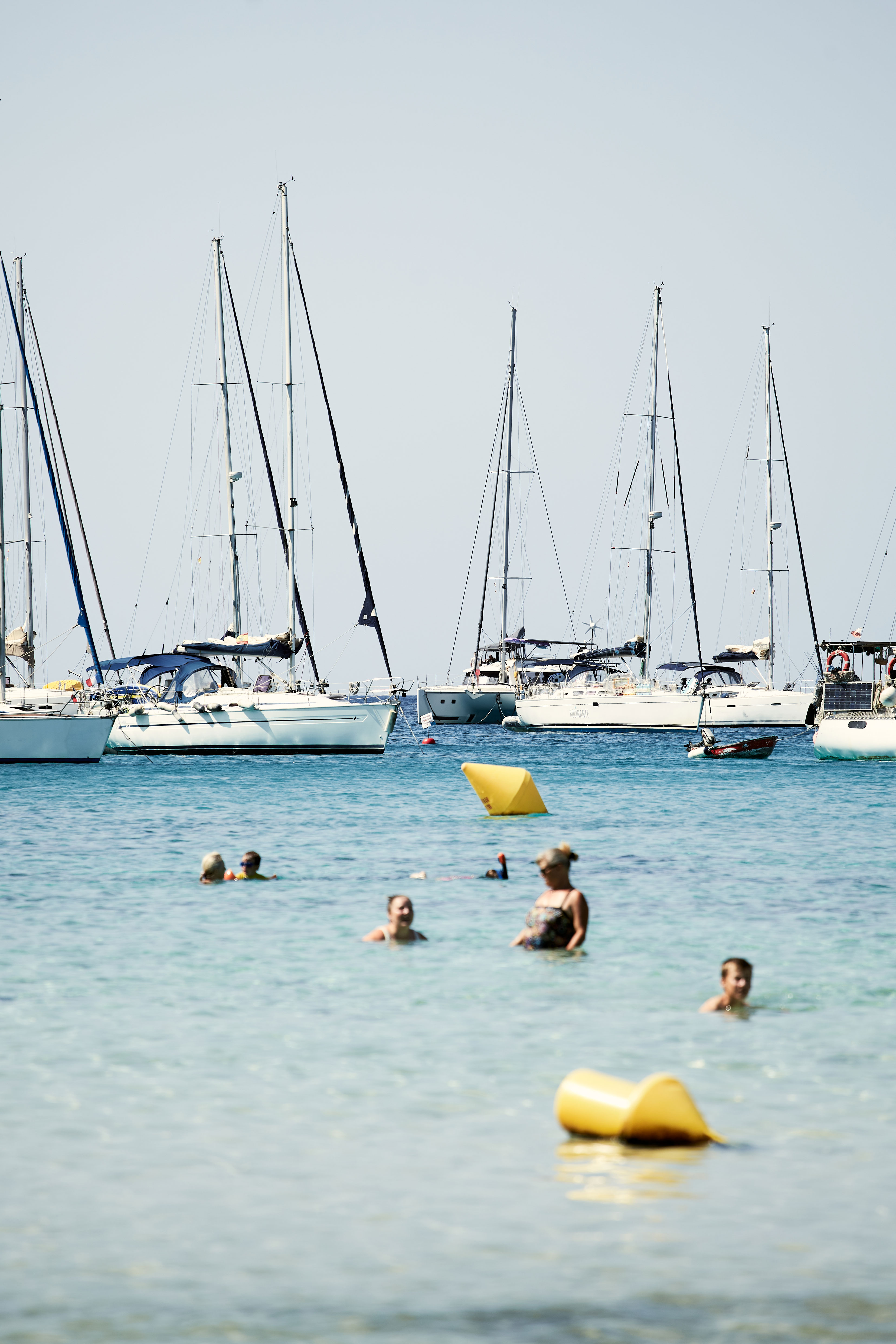 Orilla de Cala Turqueta con arena blanca y agua cristalina en Menorca.