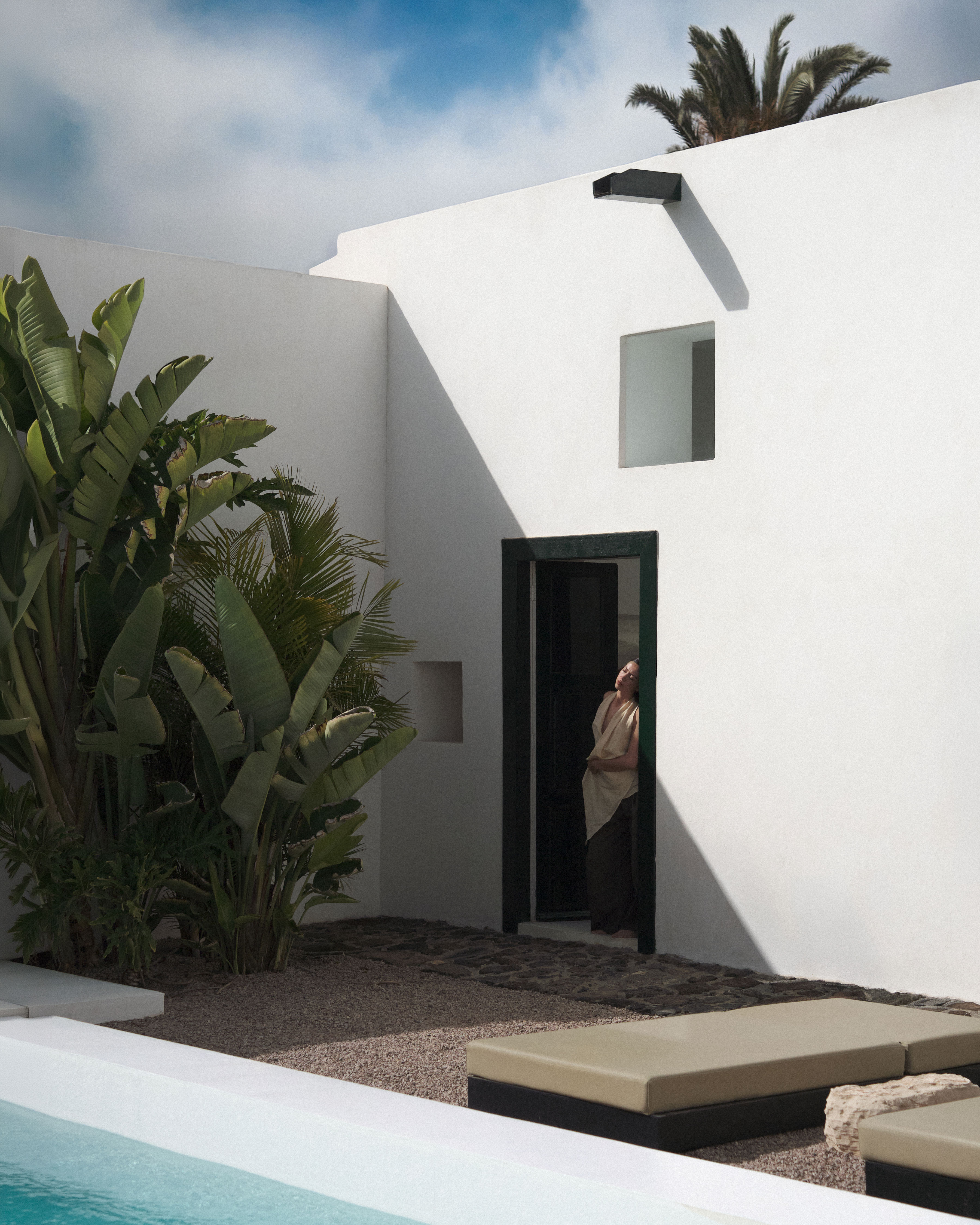 Vista exterior de Casa Montelongo con piscina y arquitectura tradicional