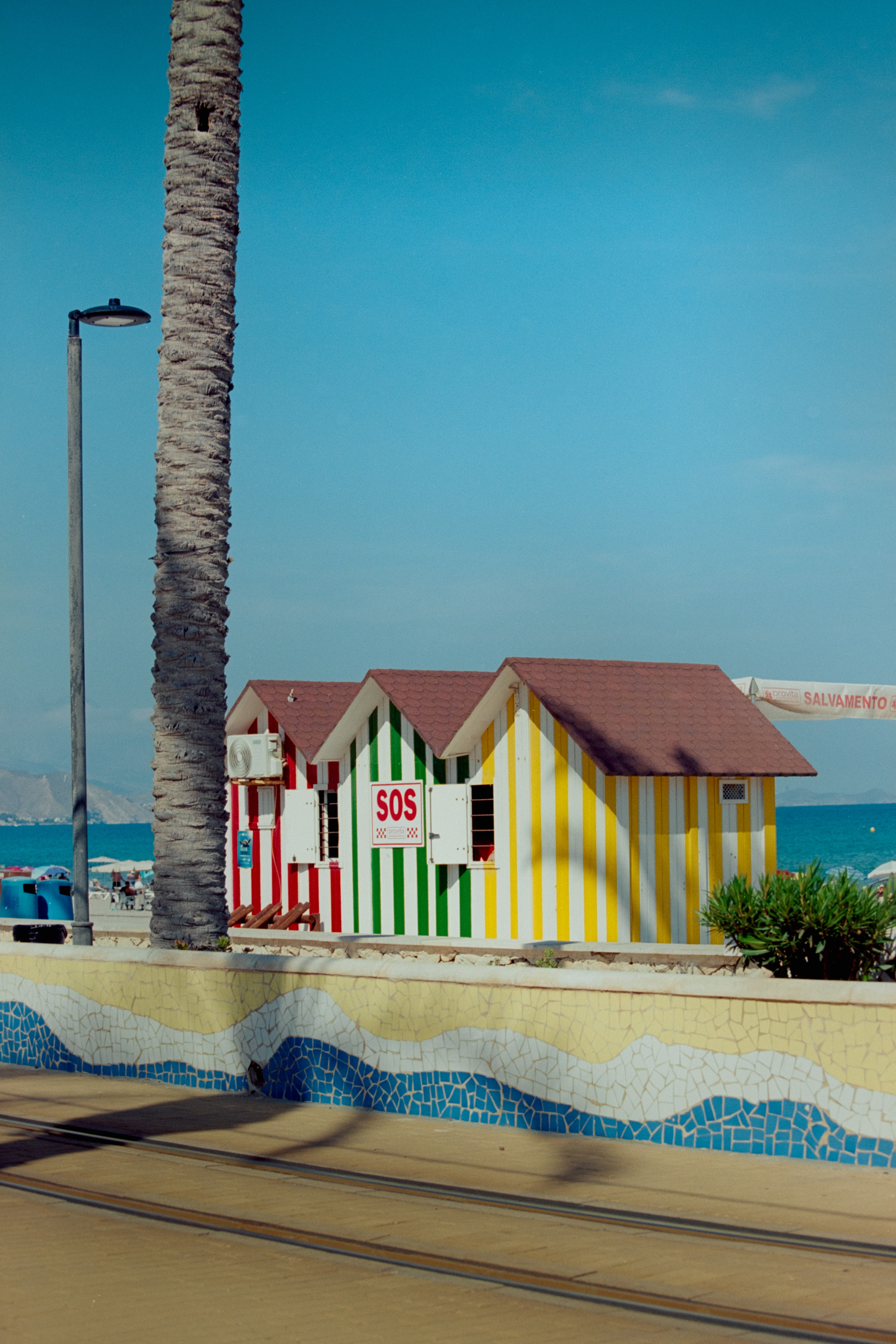 Casas de colores en los alrededores de la costa de Alicante fotografiadas en película analógica